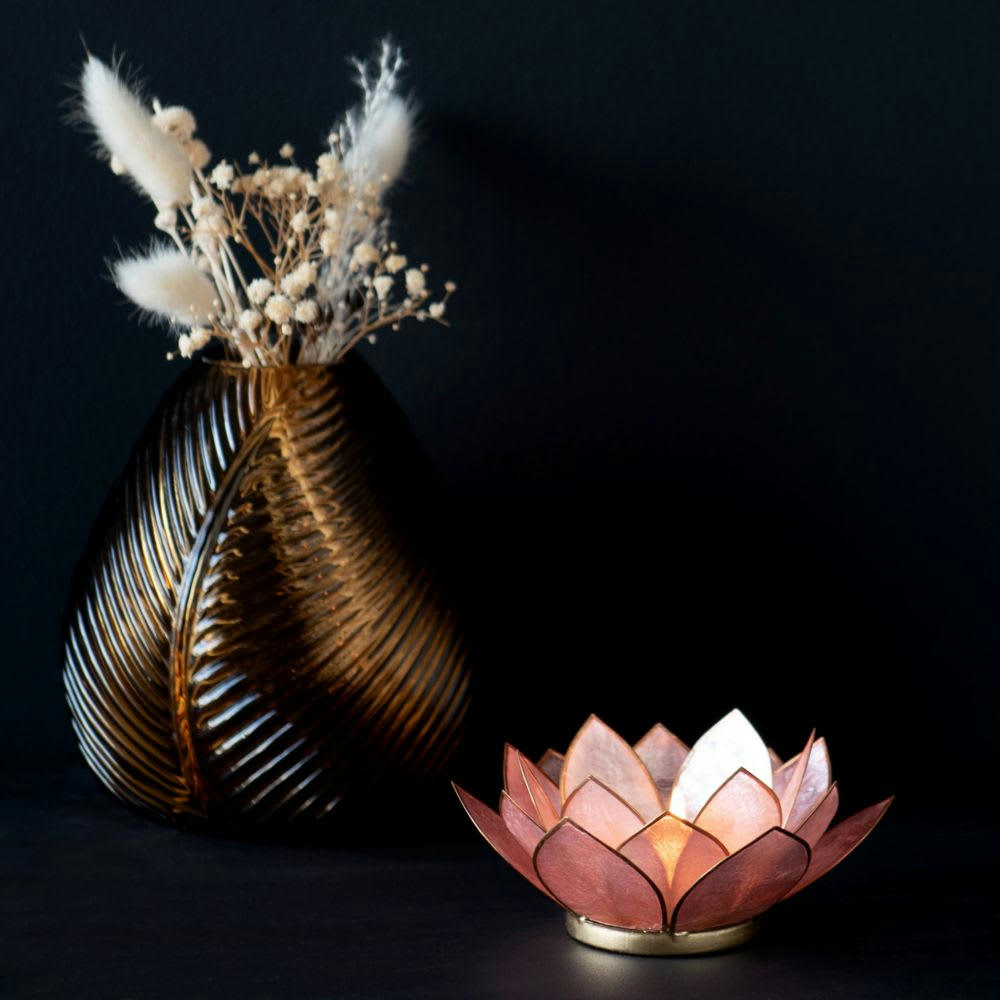 - Lumignon lotus en nacre et métal rose