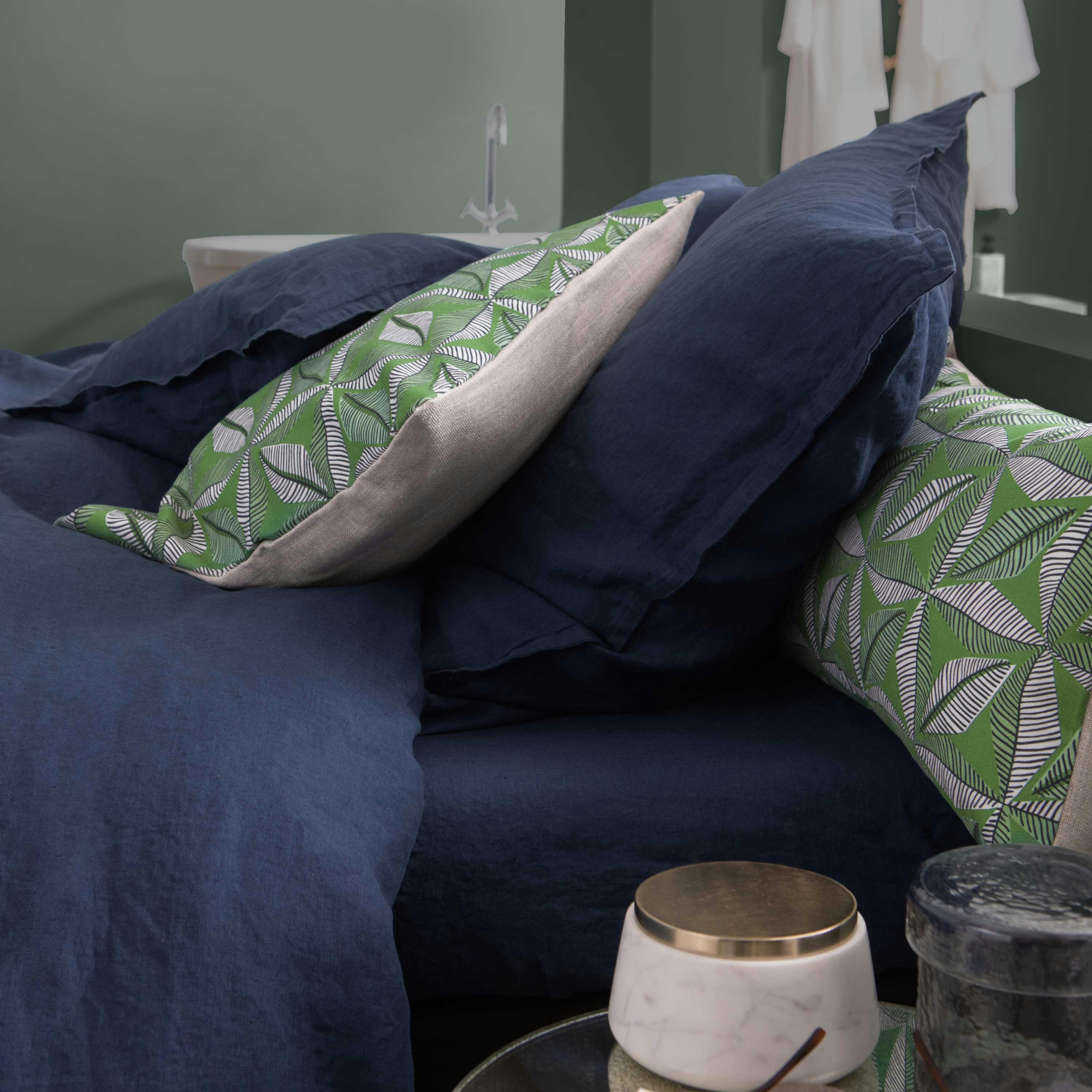 TOGO - Housse de coussin bi matière en lin et coton 50x50cm Vert Mousse