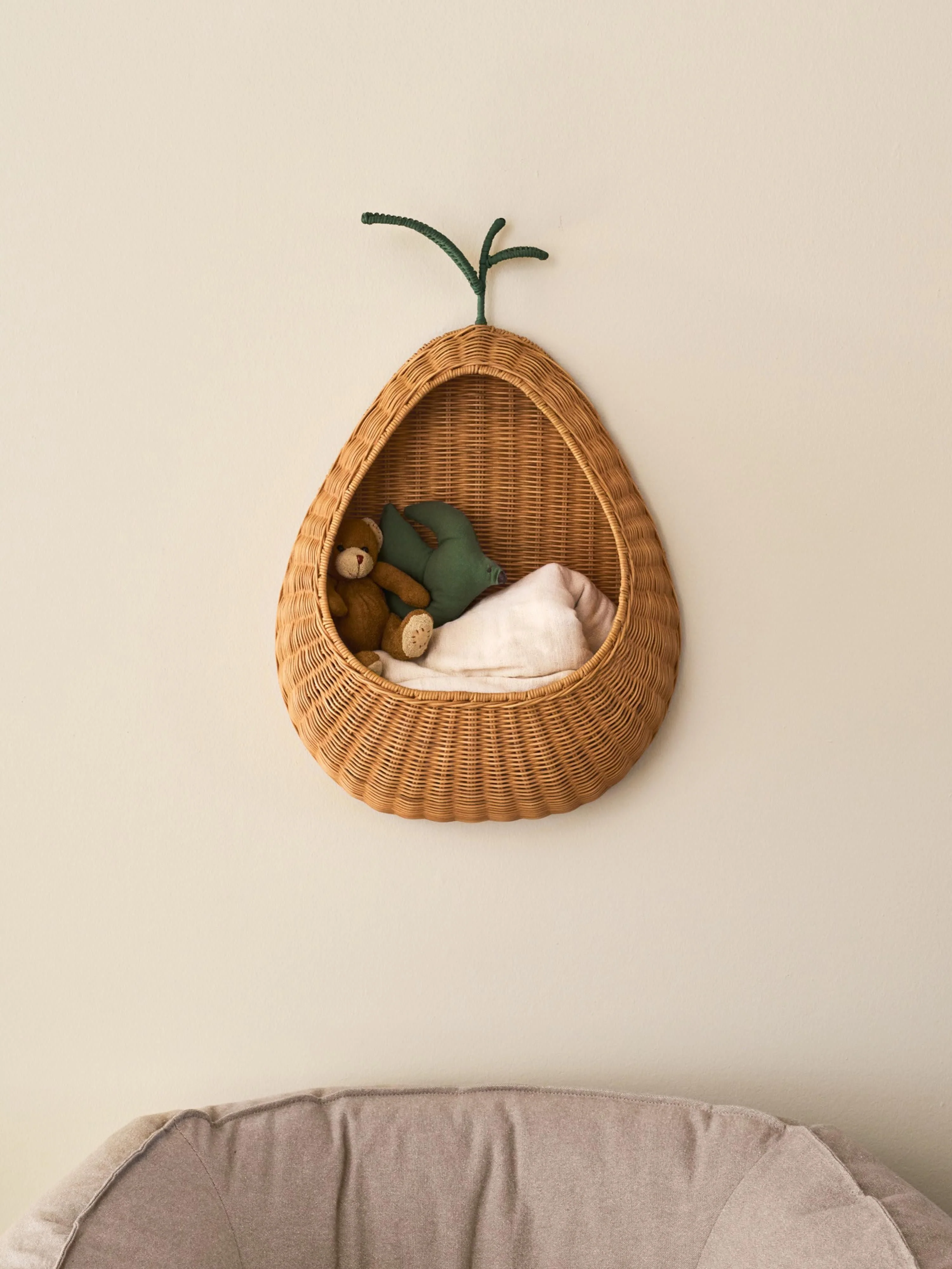 Handgefertigtes Wandregal Pear aus Rattan