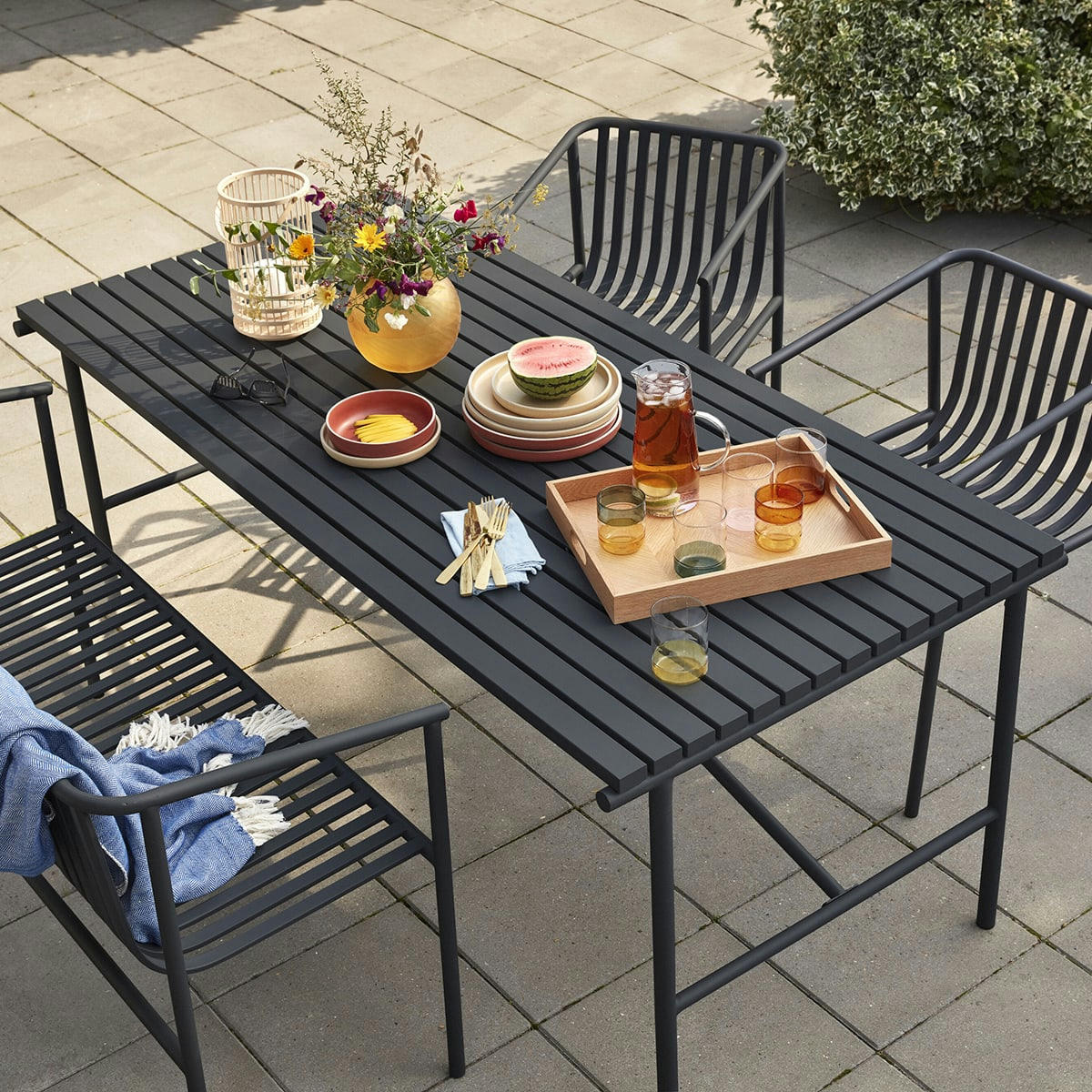 VILLA - Table en métal noir