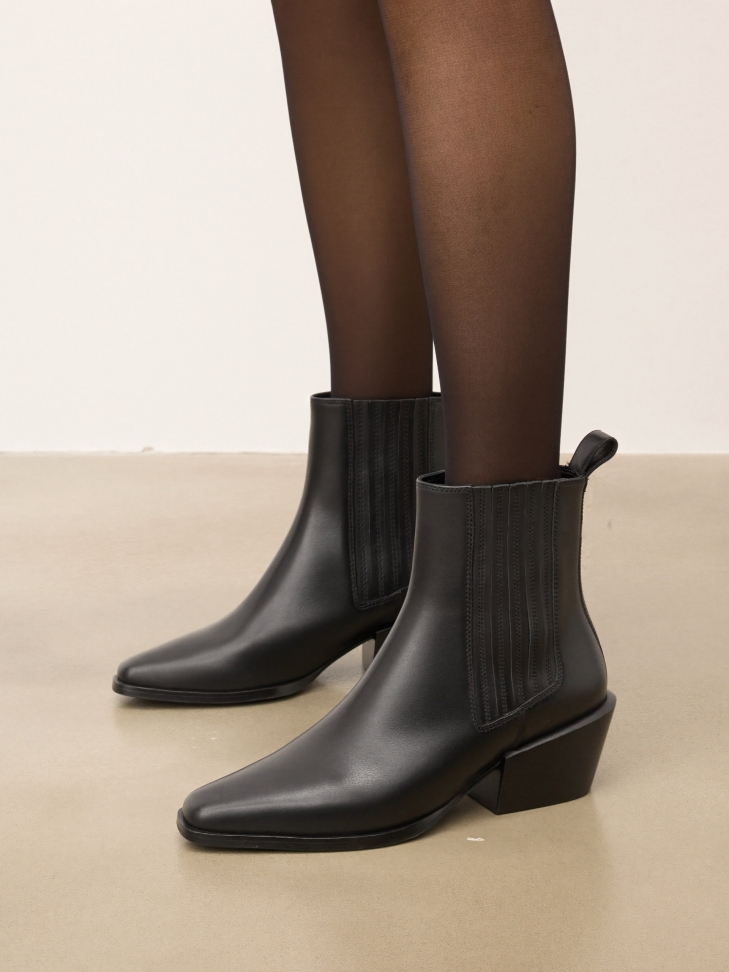 Leather boots with elastic bands
