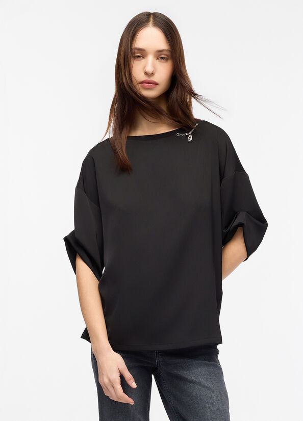 T-shirt con catena gioiello