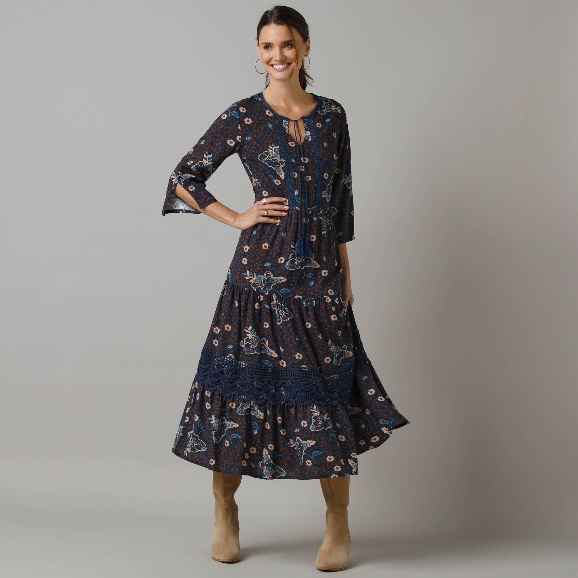 Robe longue imprimée, manches 3/4, détails macramé