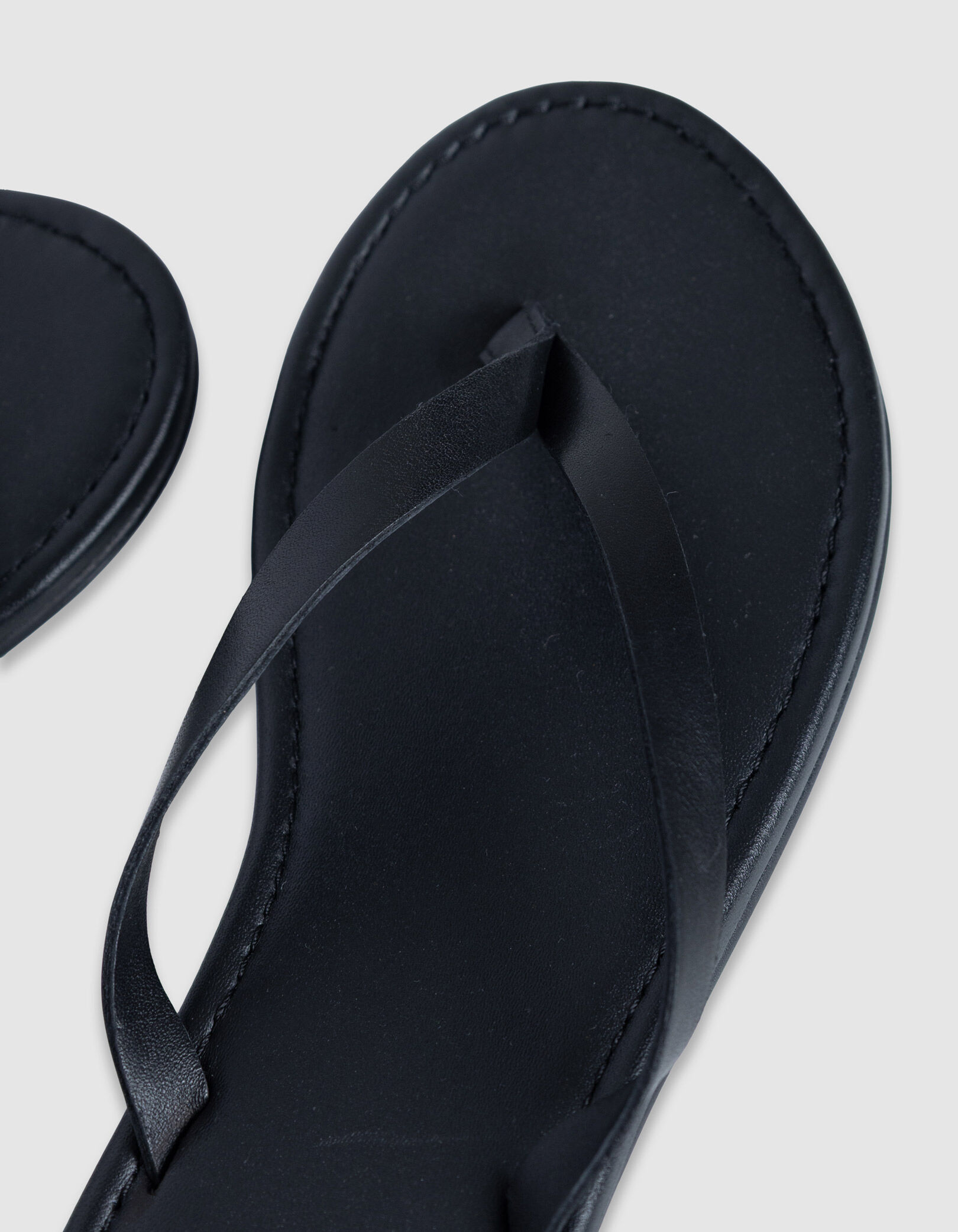 Tongs noires plates cuir Femme
