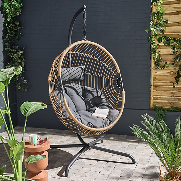 Oeuf suspendu acier polyester Cassis beige et noir. 96 x 95 x 200 cm