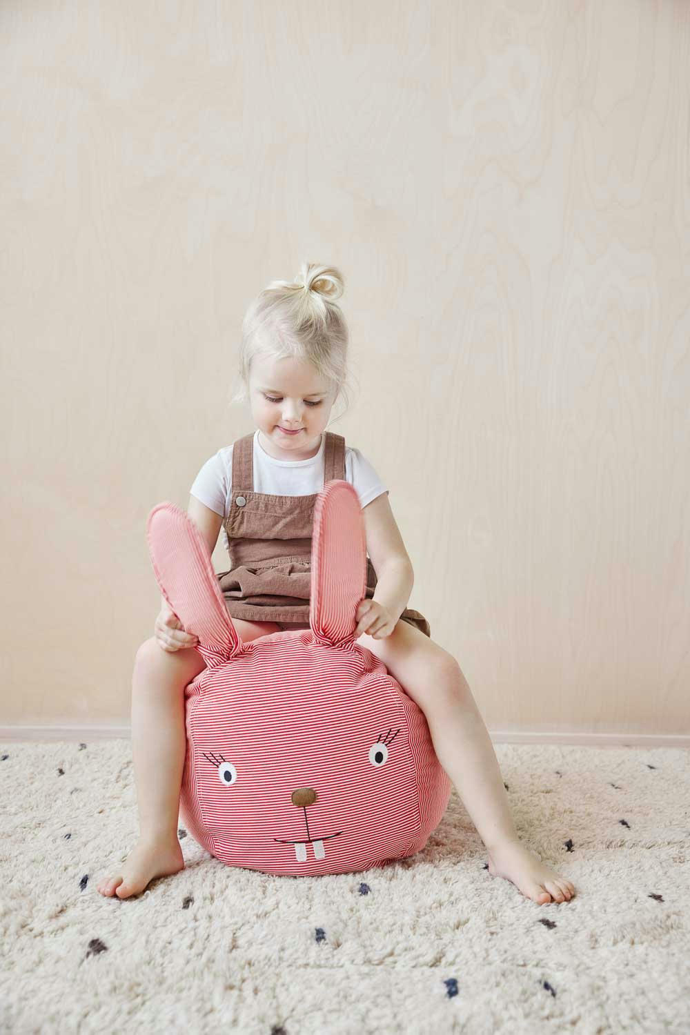 RABBIT - Pouf rouge en coton organique H38x50x33cm