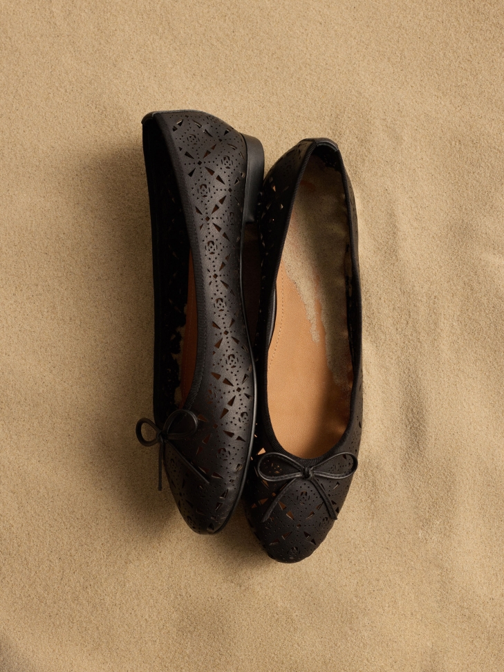 Black ballerinas decorated with openwork pattern