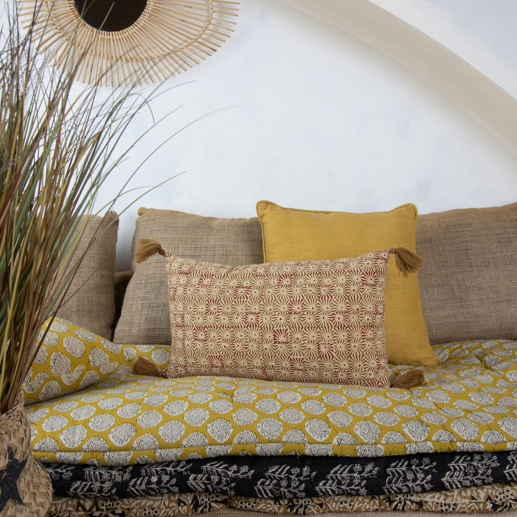 BANJARA - Coussin en coton camel avec pompons 30x50cm