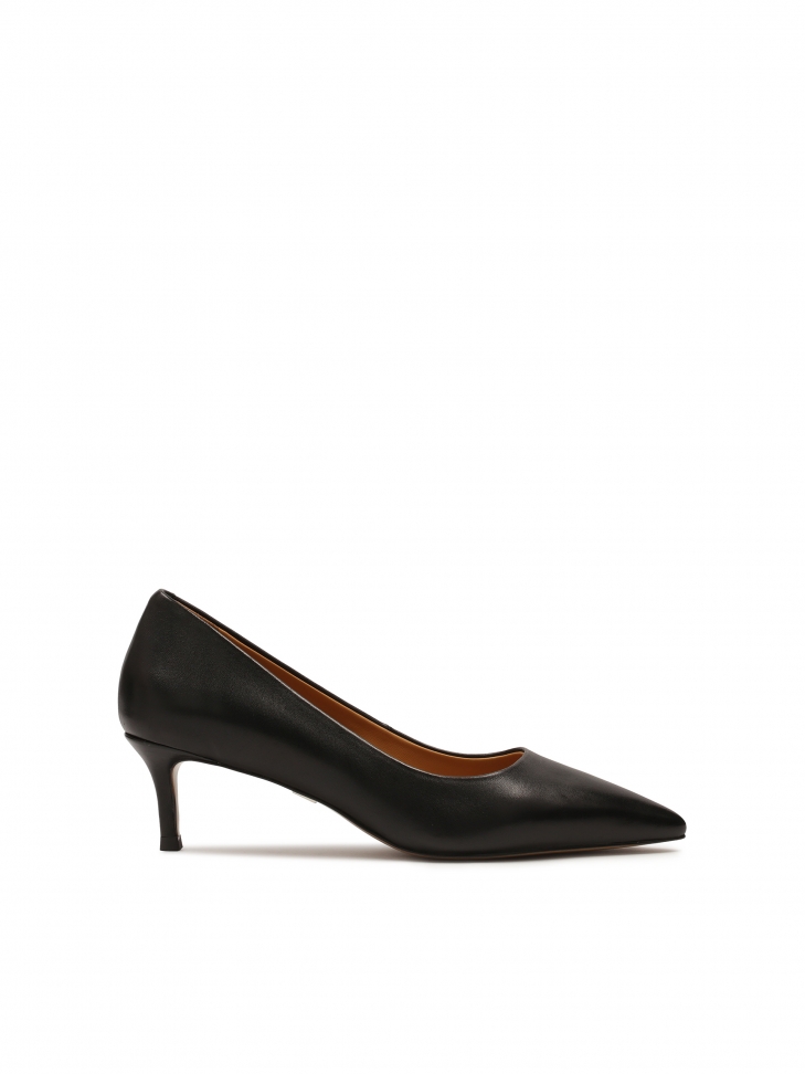 Versatile black low-heeled pumps