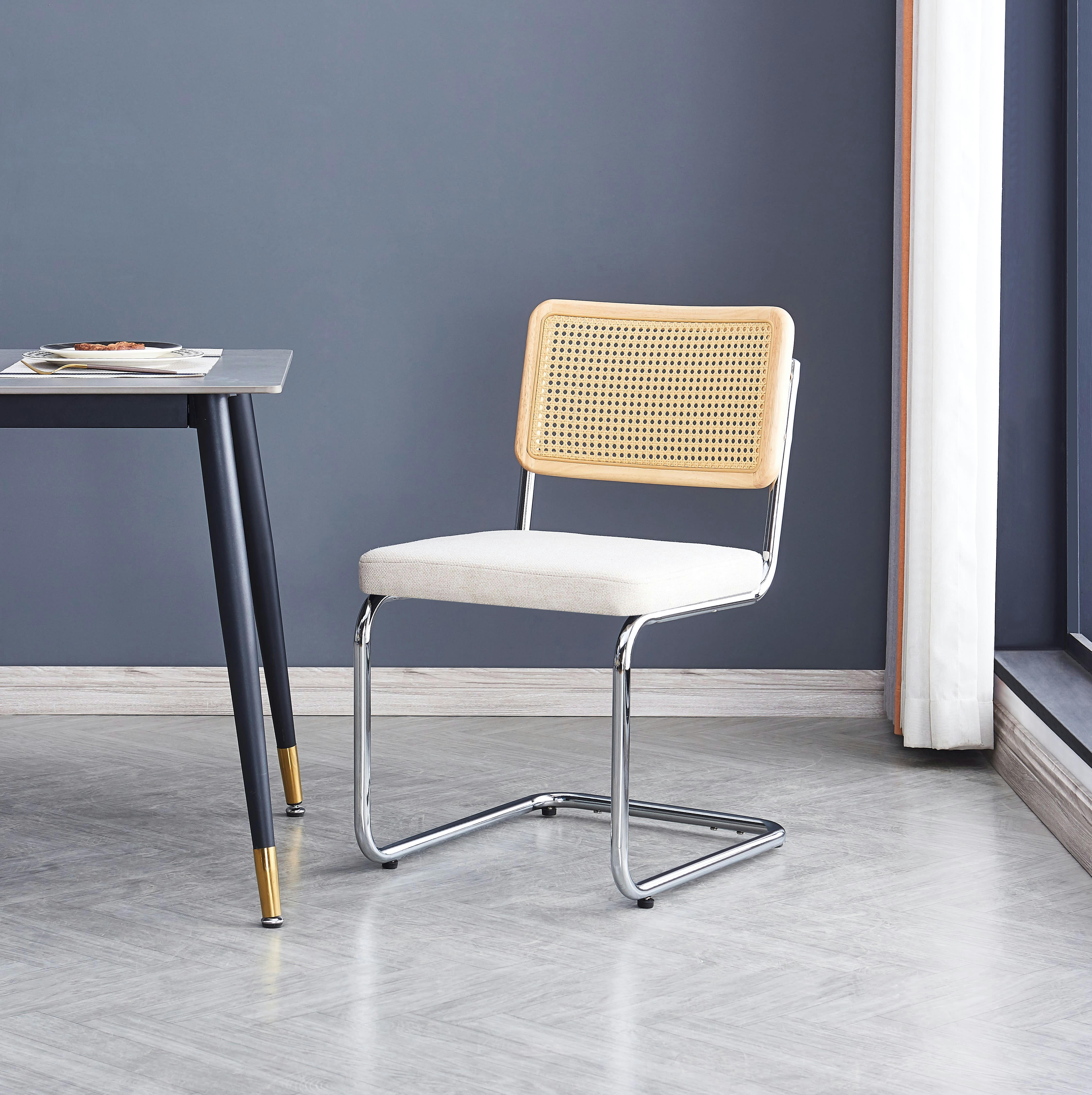 - Lot de 2 chaises en métal et cannage avec assise en tissu beige