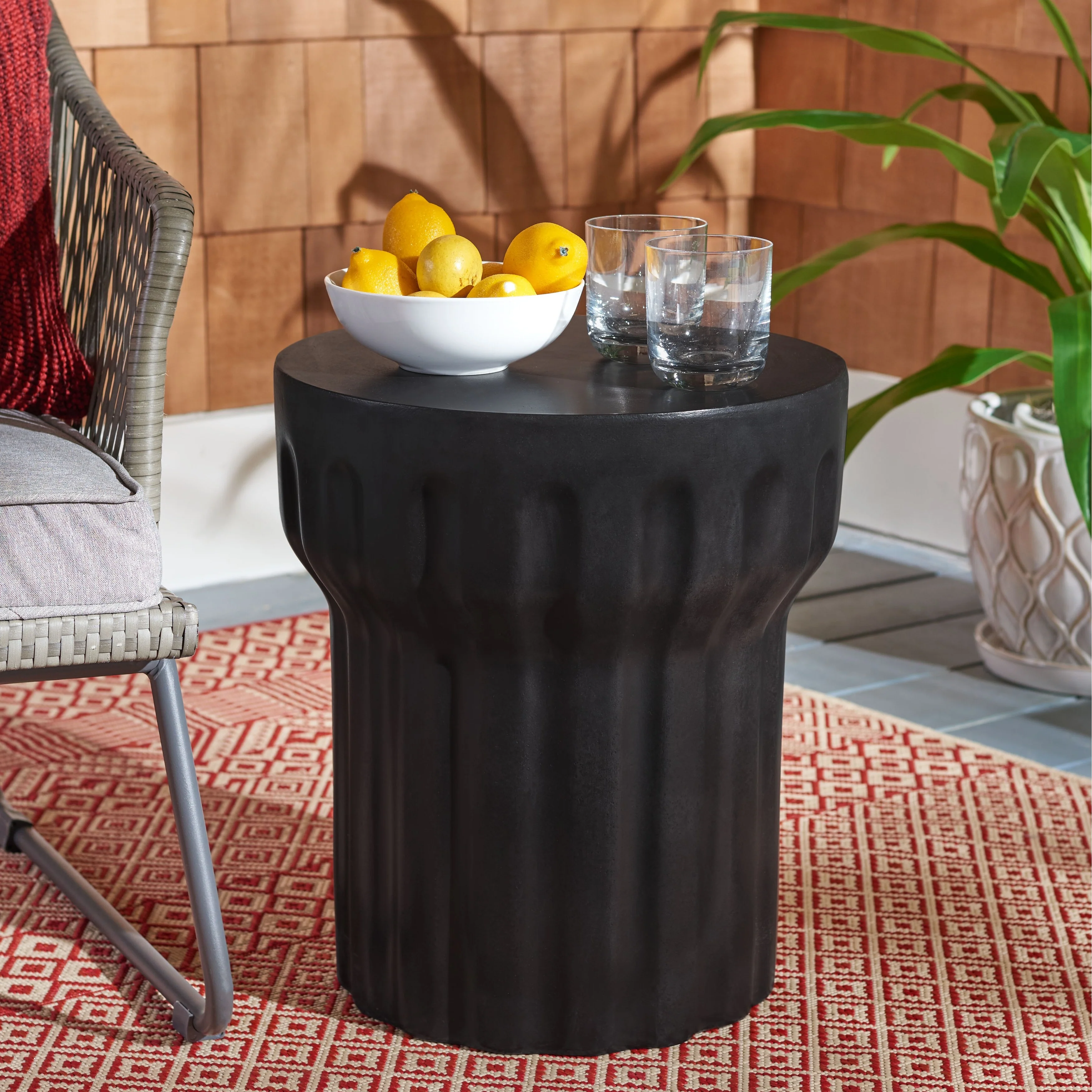 SAFAVIEH Ulya Indoor/ Outdoor Modern Black Concrete Round Accent Table - 15.7 W x 15.7 L x 17.7 H - 16Wx16Dx18H