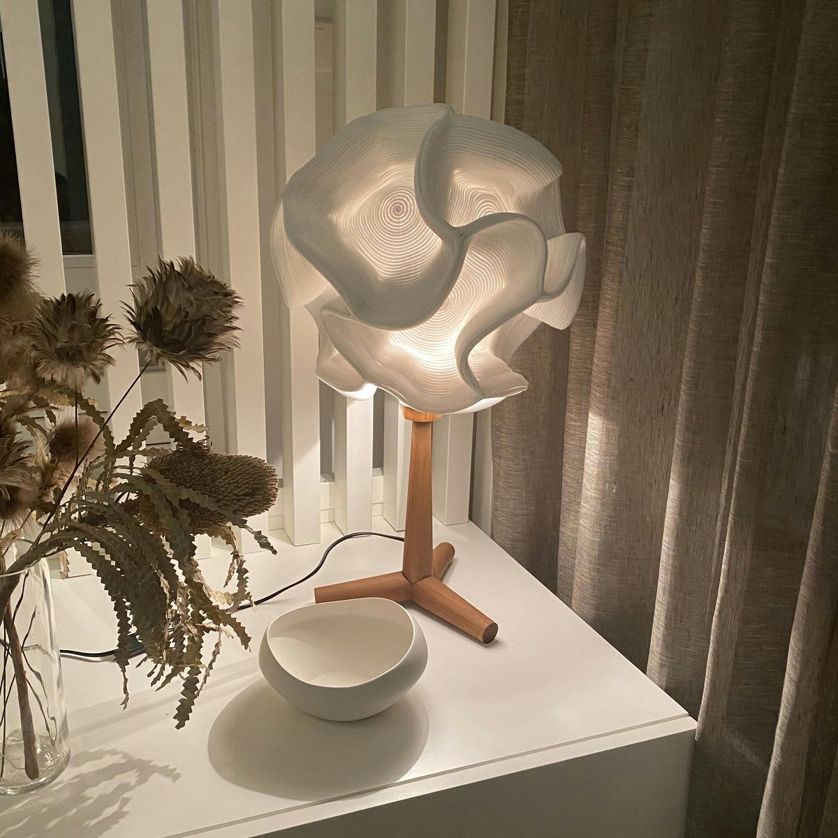 KEMBANG - Lampe à poser en zipper ivoire pied en teck h64cm