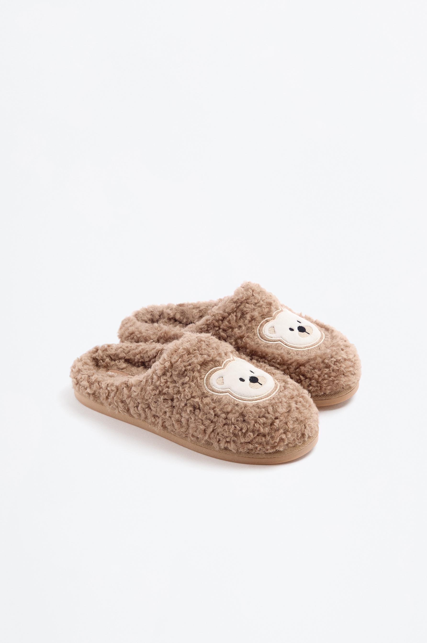 Zapatilla de casa detalle oso