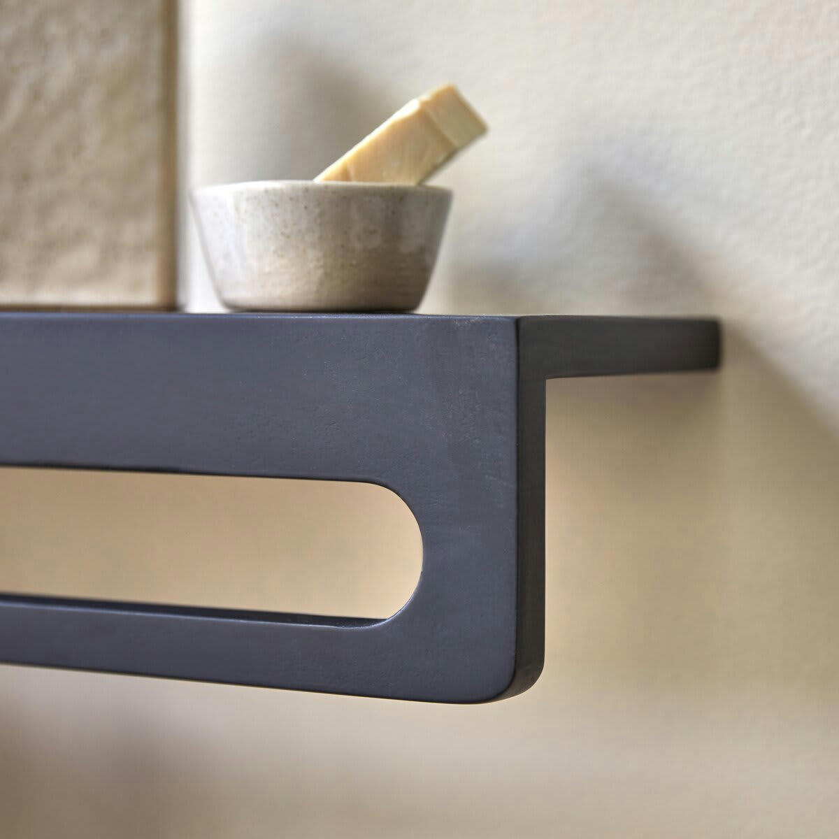 CLEA - Porte serviette mural en terrazzo black