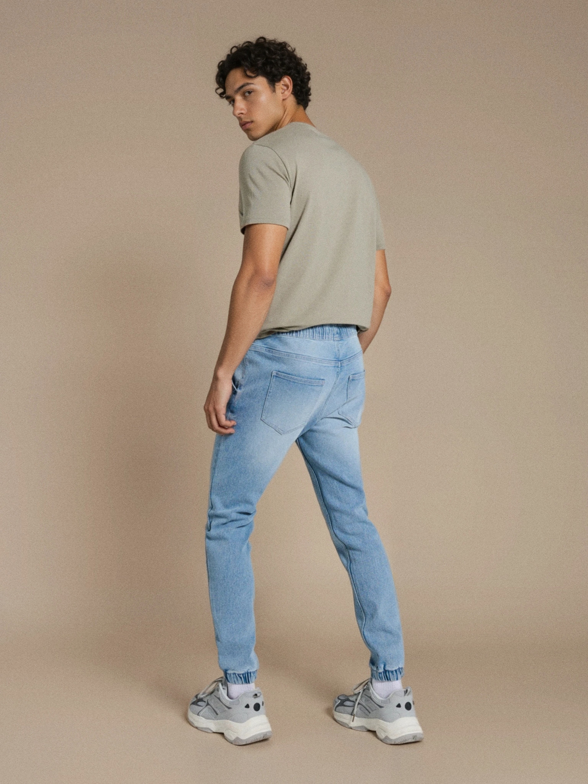 Jeansy jogger z efektem sprania