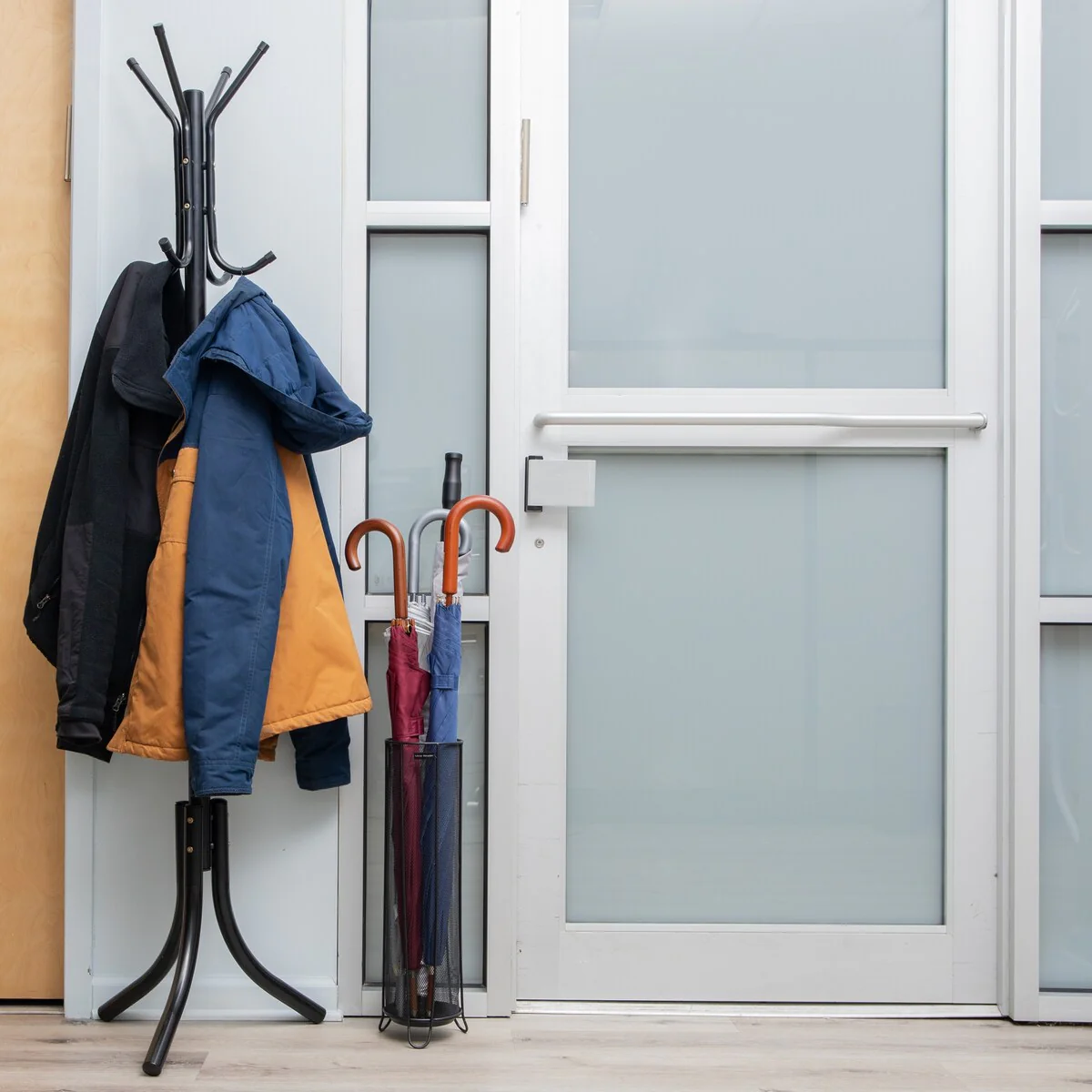 Mind Reader Network Collection, Umbrella Stand, Entryway Organizer, Reinforced Solid Rim and Base, Metal Mesh, Black