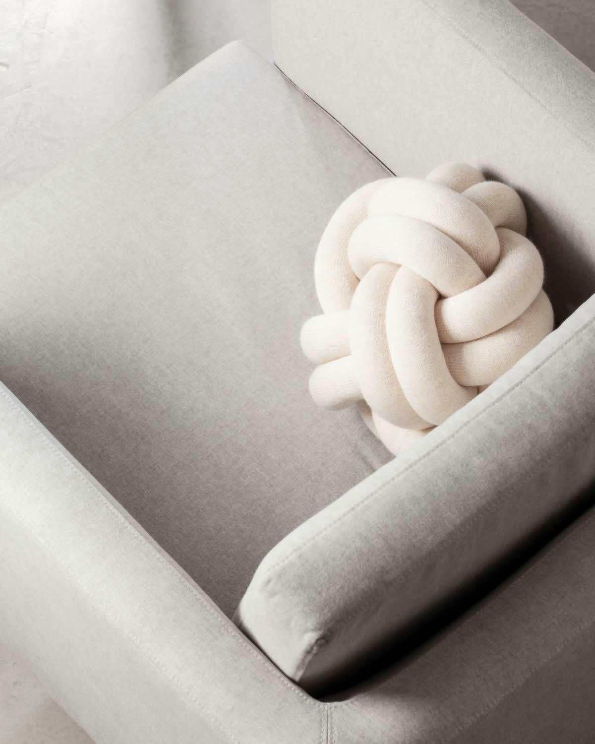 - Coussin Knot Tissus beige 30x15x30 cm