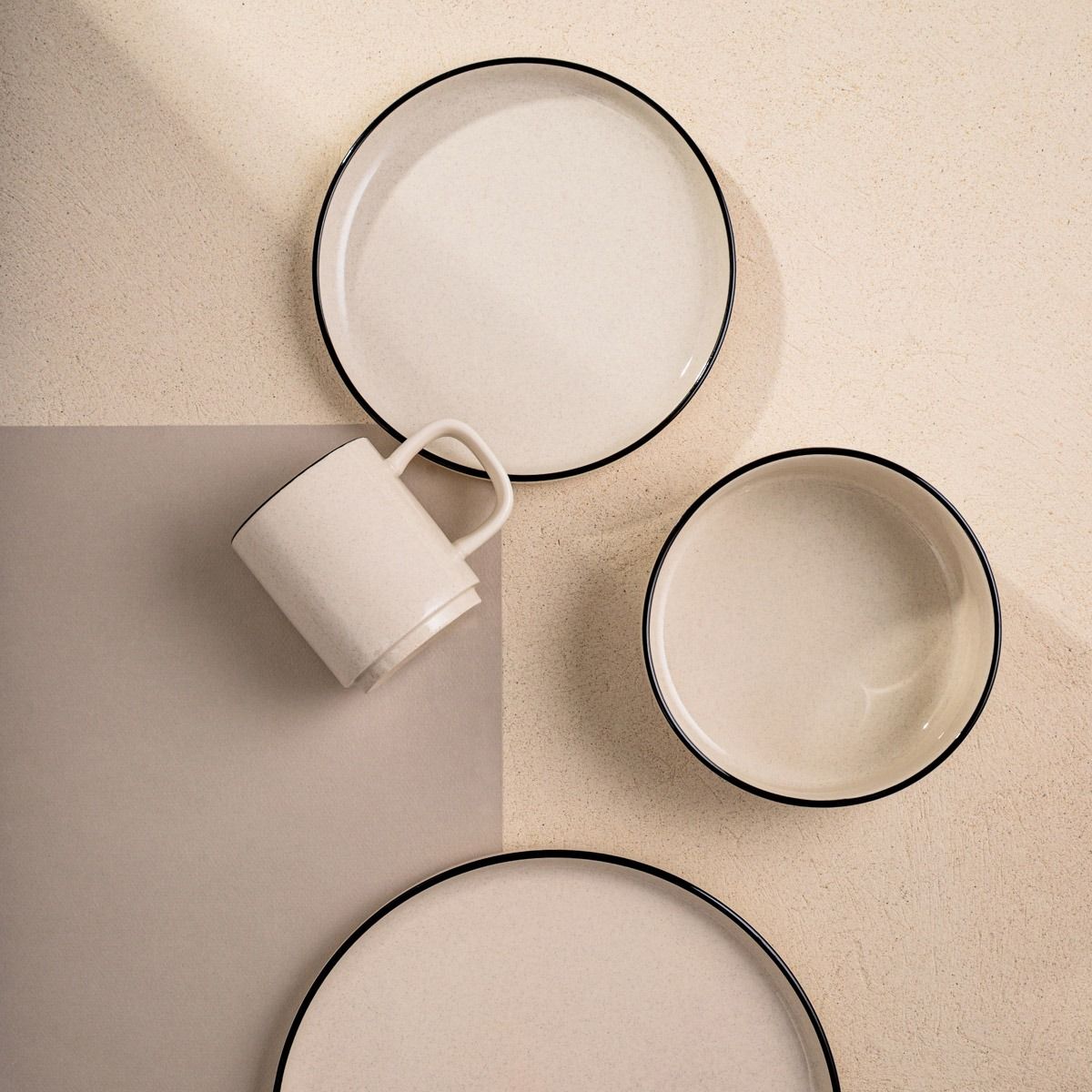 Talerz AZRA deserowy z czarnym rantem 20 cm