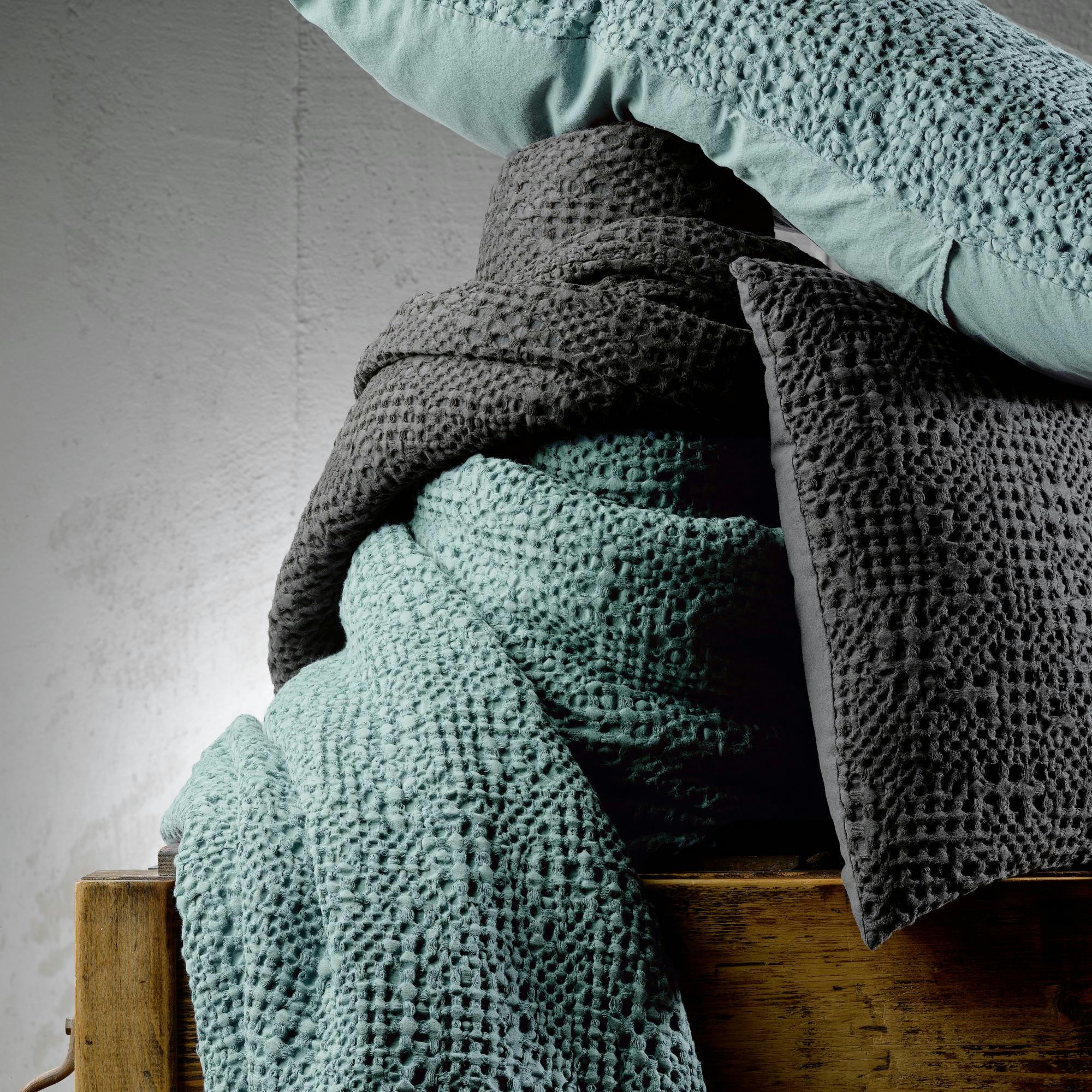 TANA - Jeté stonewashed  en coton vert de gris 180 x 260