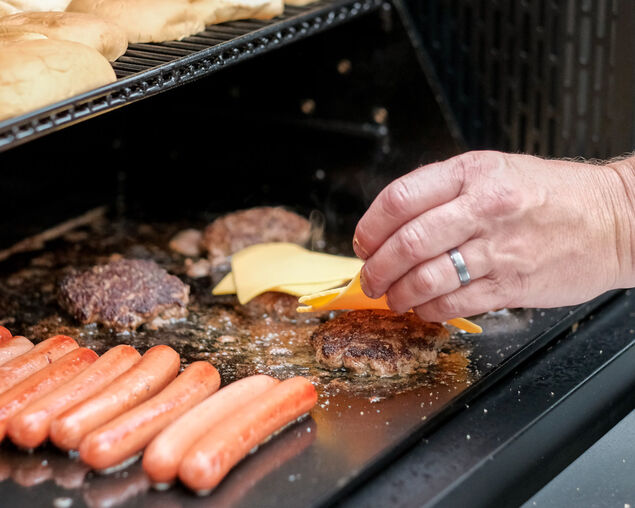 Masterbuilt Gravity Series&reg;800 Digital Charcoal BBQ and Smoker