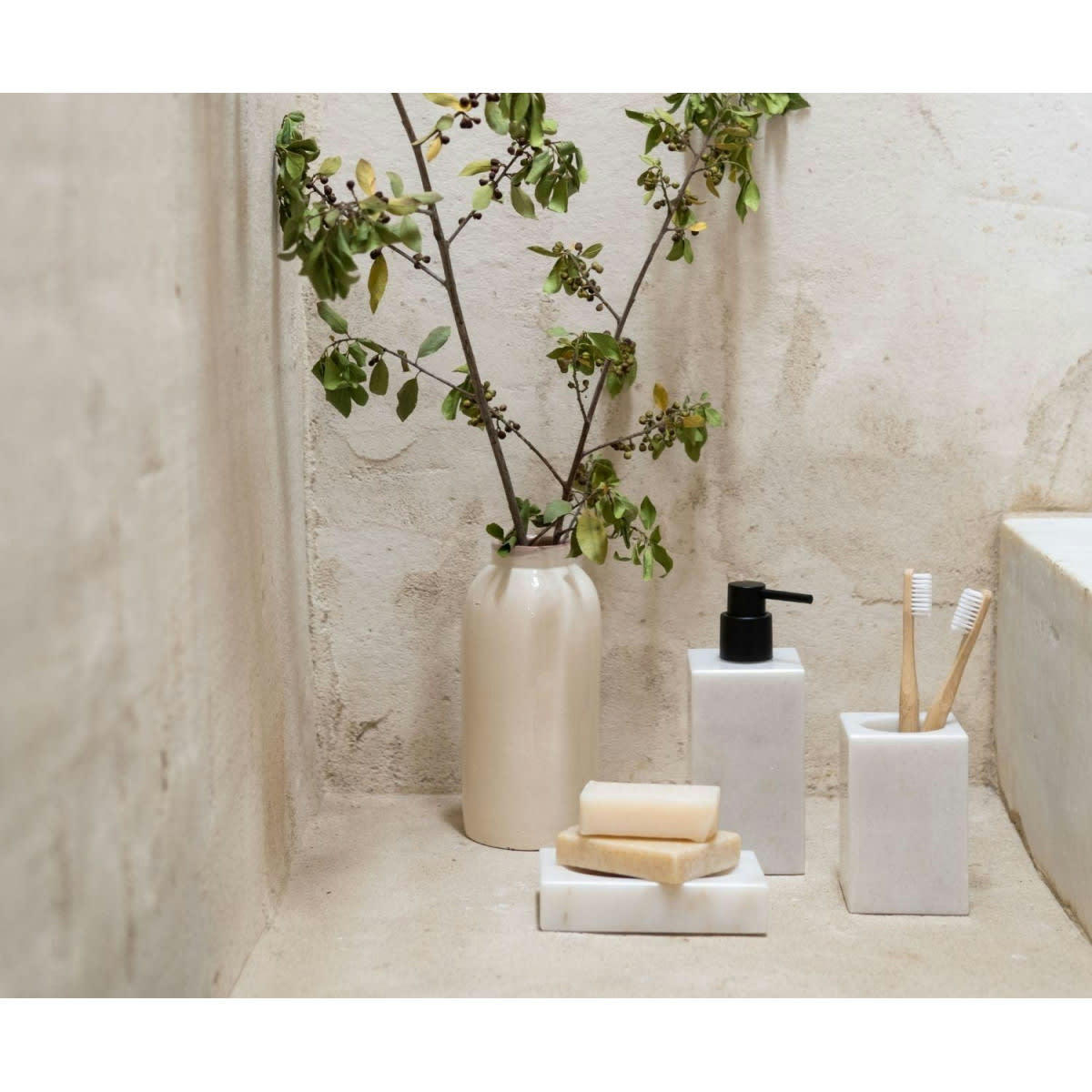 MARBRE - Distributeur de savon en marbre blanc et bec verseur noir