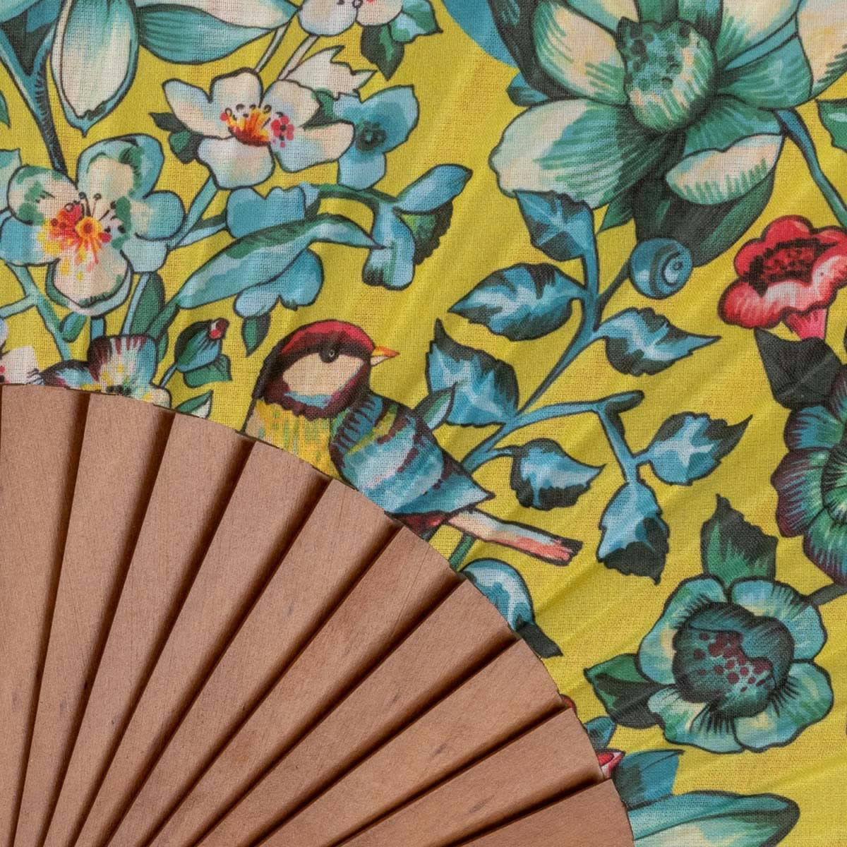 NILA - Éventail en bois de merisier et coton imprimé fleuri jaune