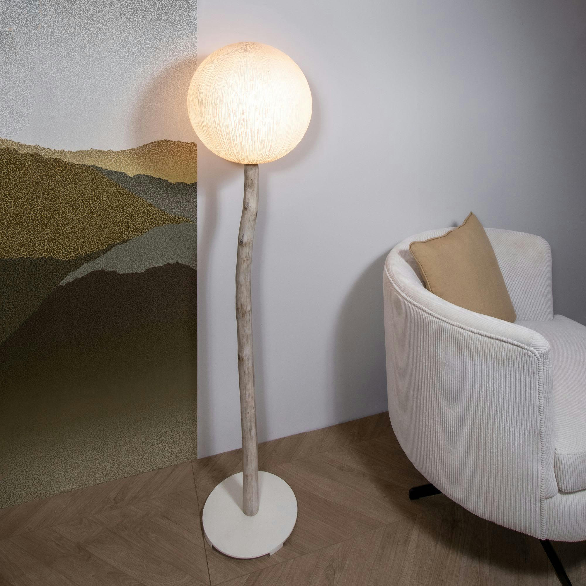 RAWA - Lampadaire en fibre de verre et pied en racine de bois h139cm