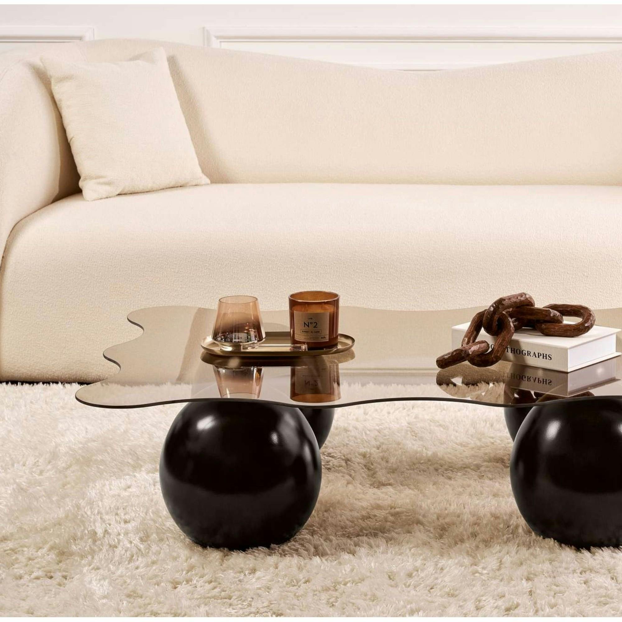 Table basse verre ambré profil ondulé - 4 pieds noirs KOCHI