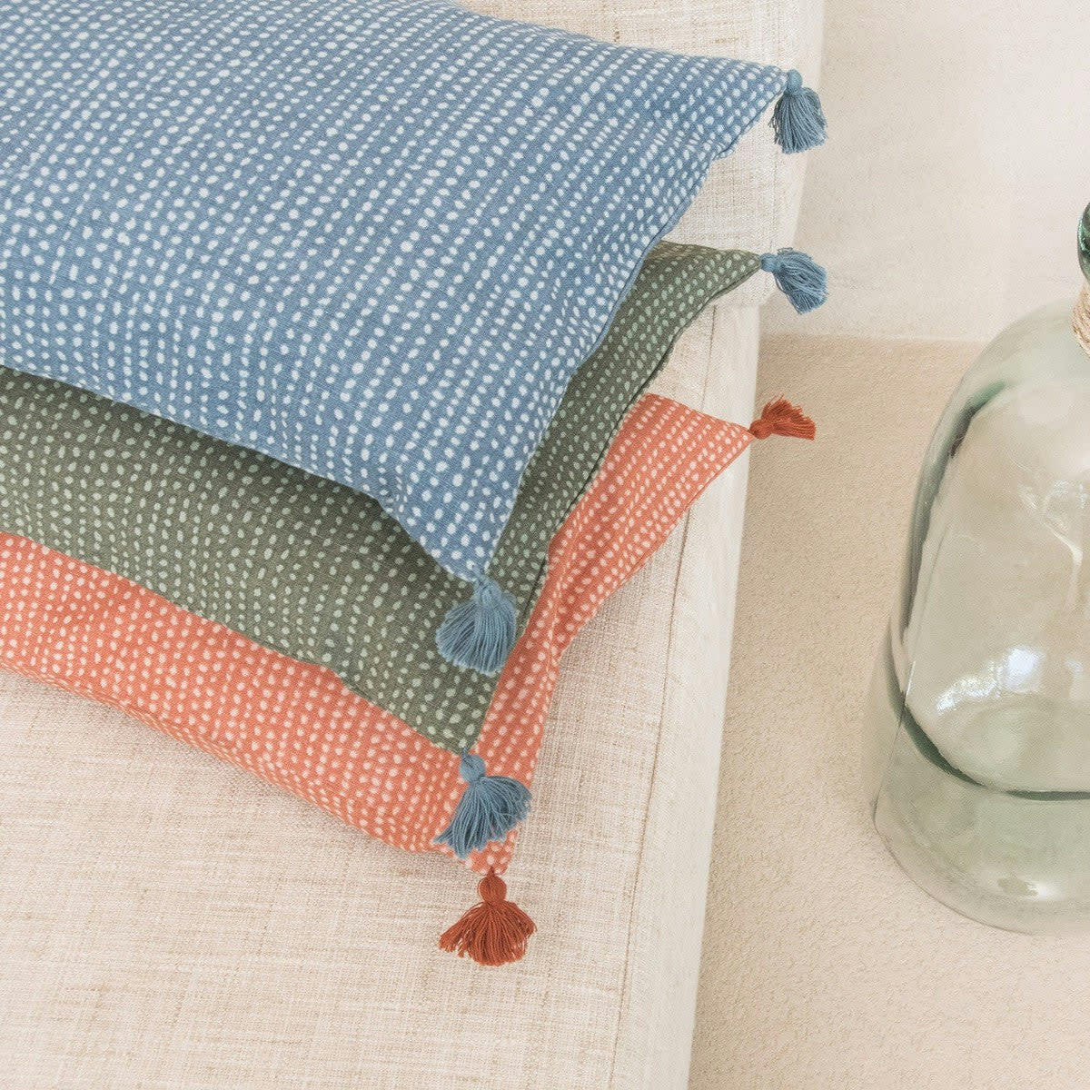 DOTS - Housse de coussin velours de coton  50x30 vert lichen