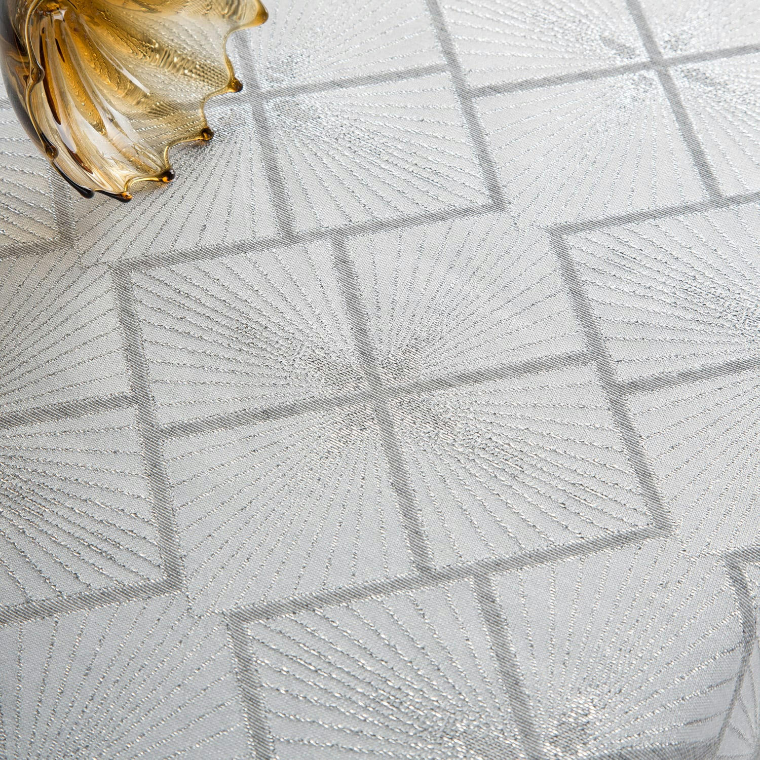 NIDO PLATA - Nappe tissée jacquard argent avec traitement anti-taches 150x150 cm