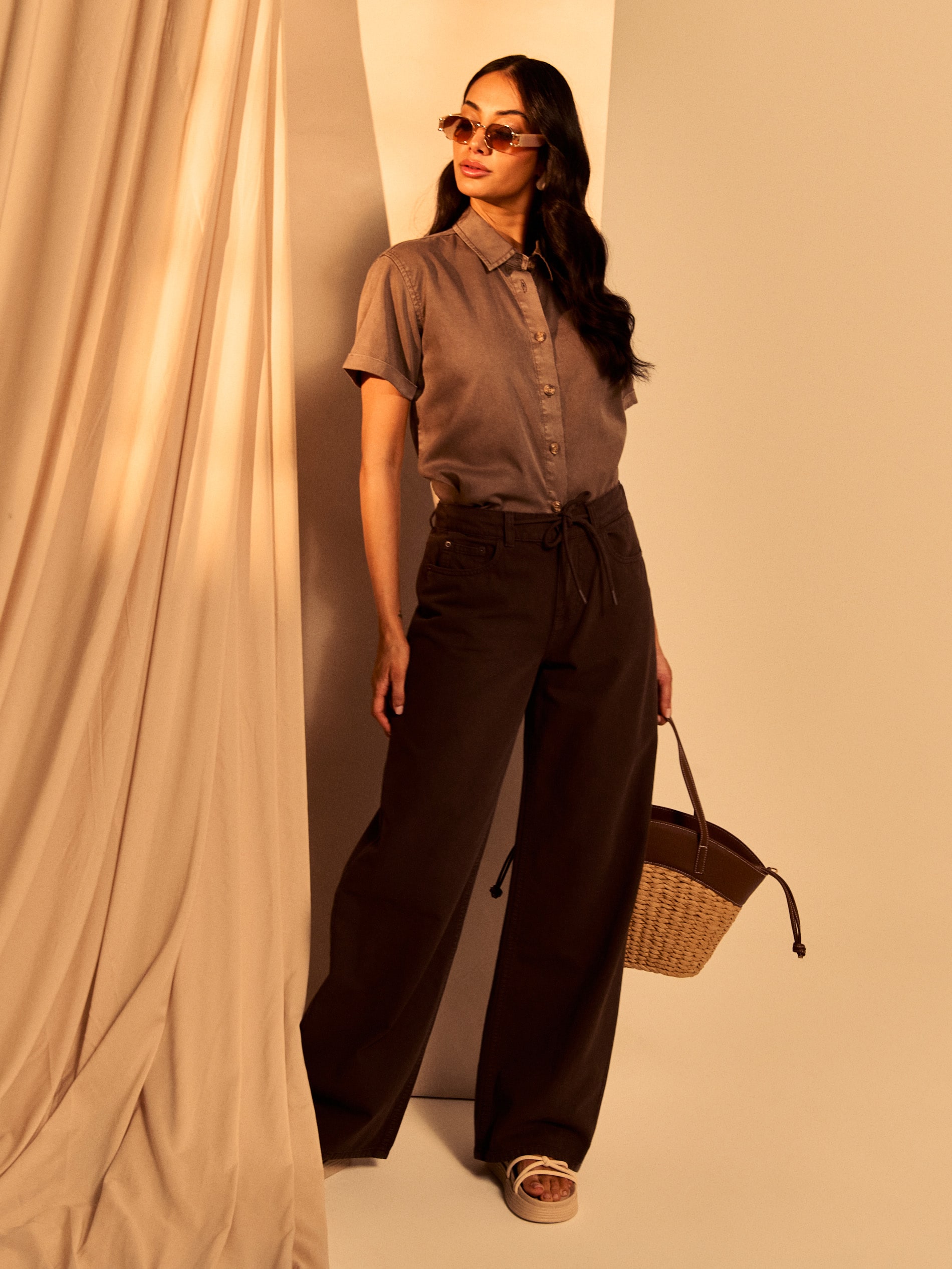 Jeansy wide leg high waist z materiałowym paskiem