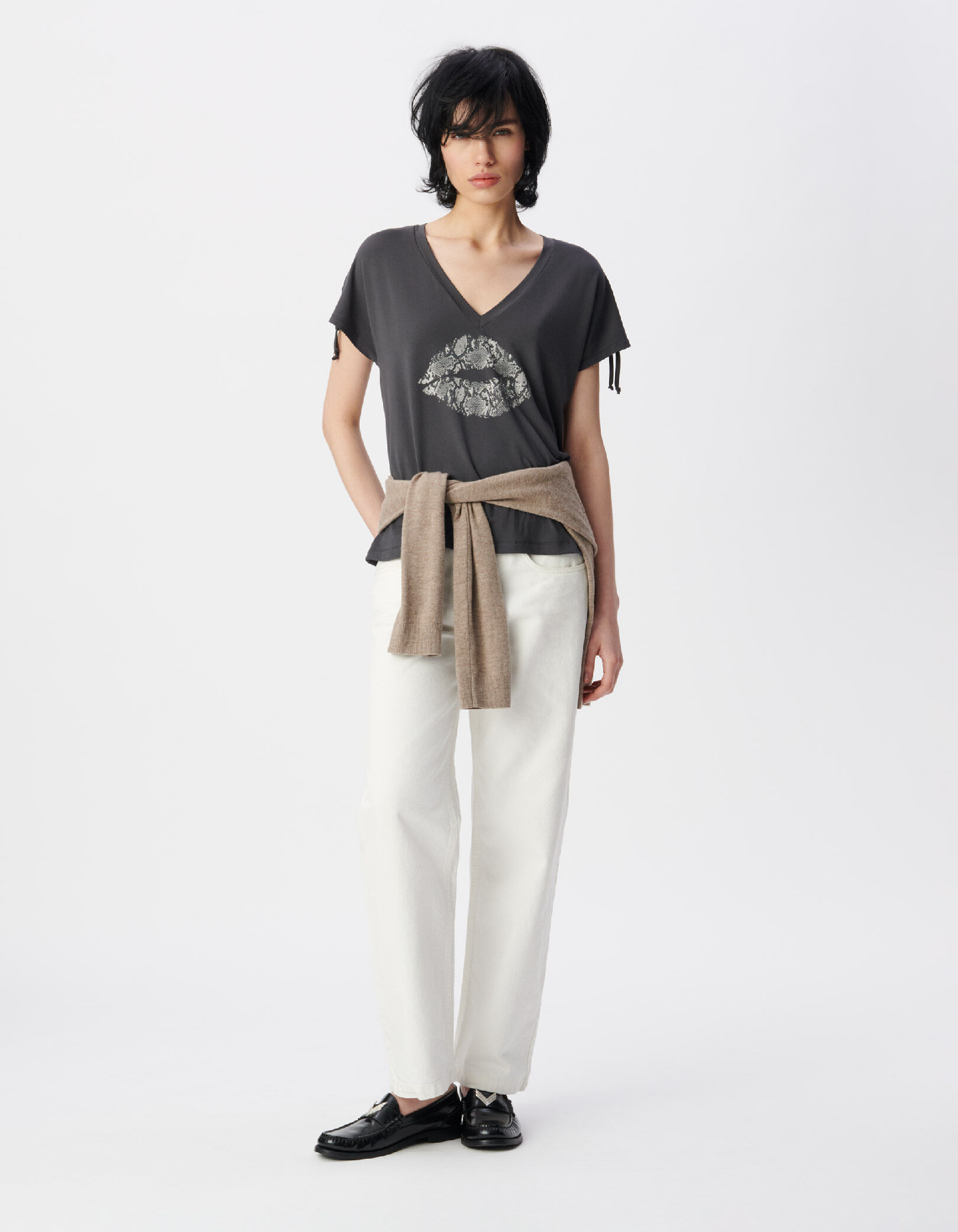 Tee-shirt col V gris motif bouche effet python Femme