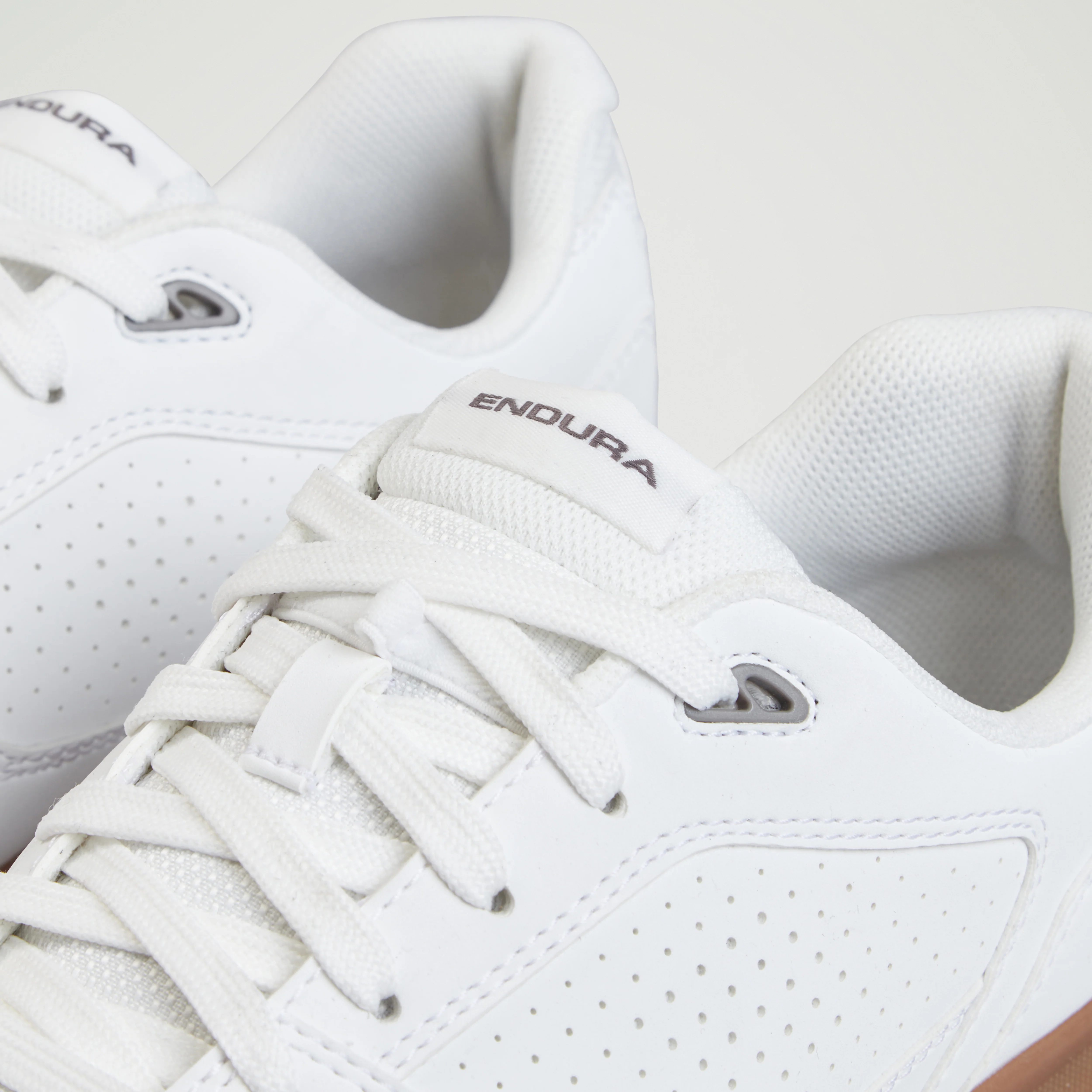 Hummvee Flat Shoes - White