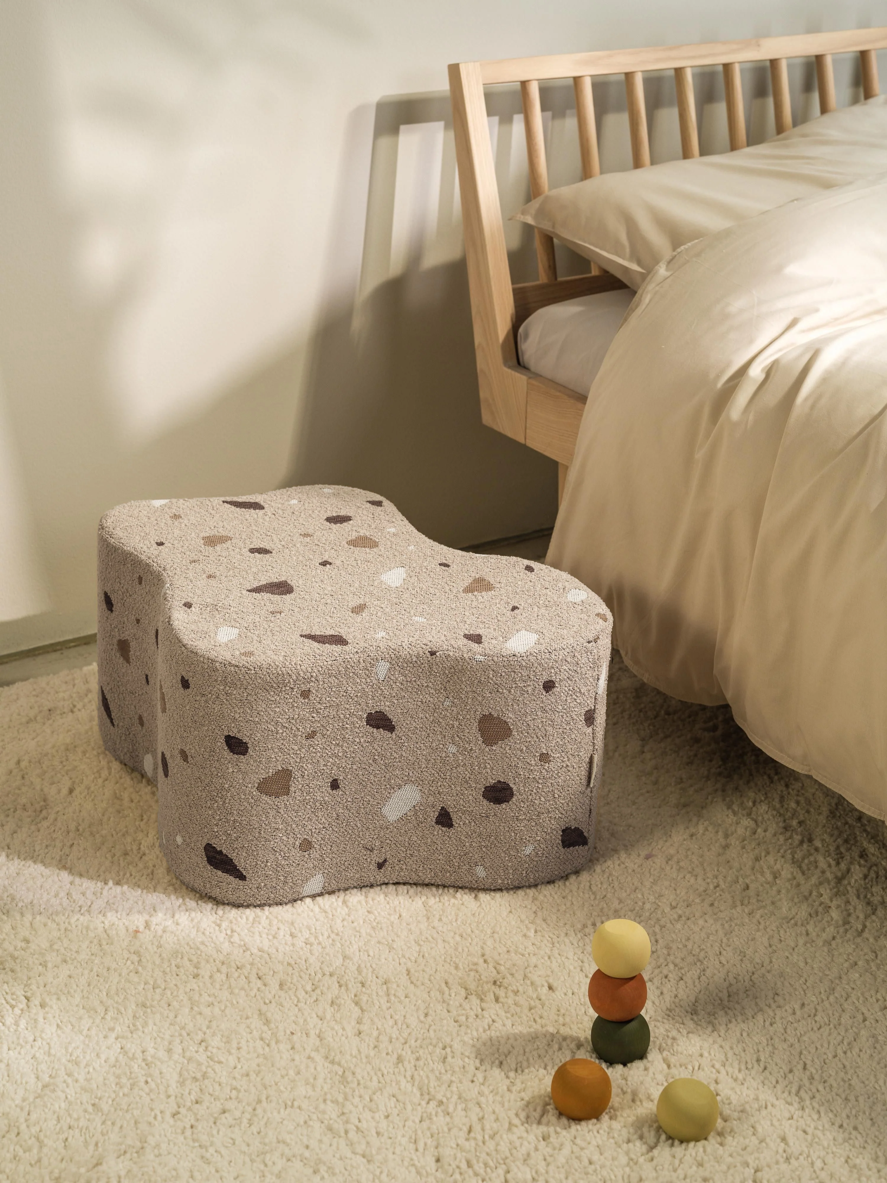 Kinder Pouf Cloud aus Bouclé, handgefertigt