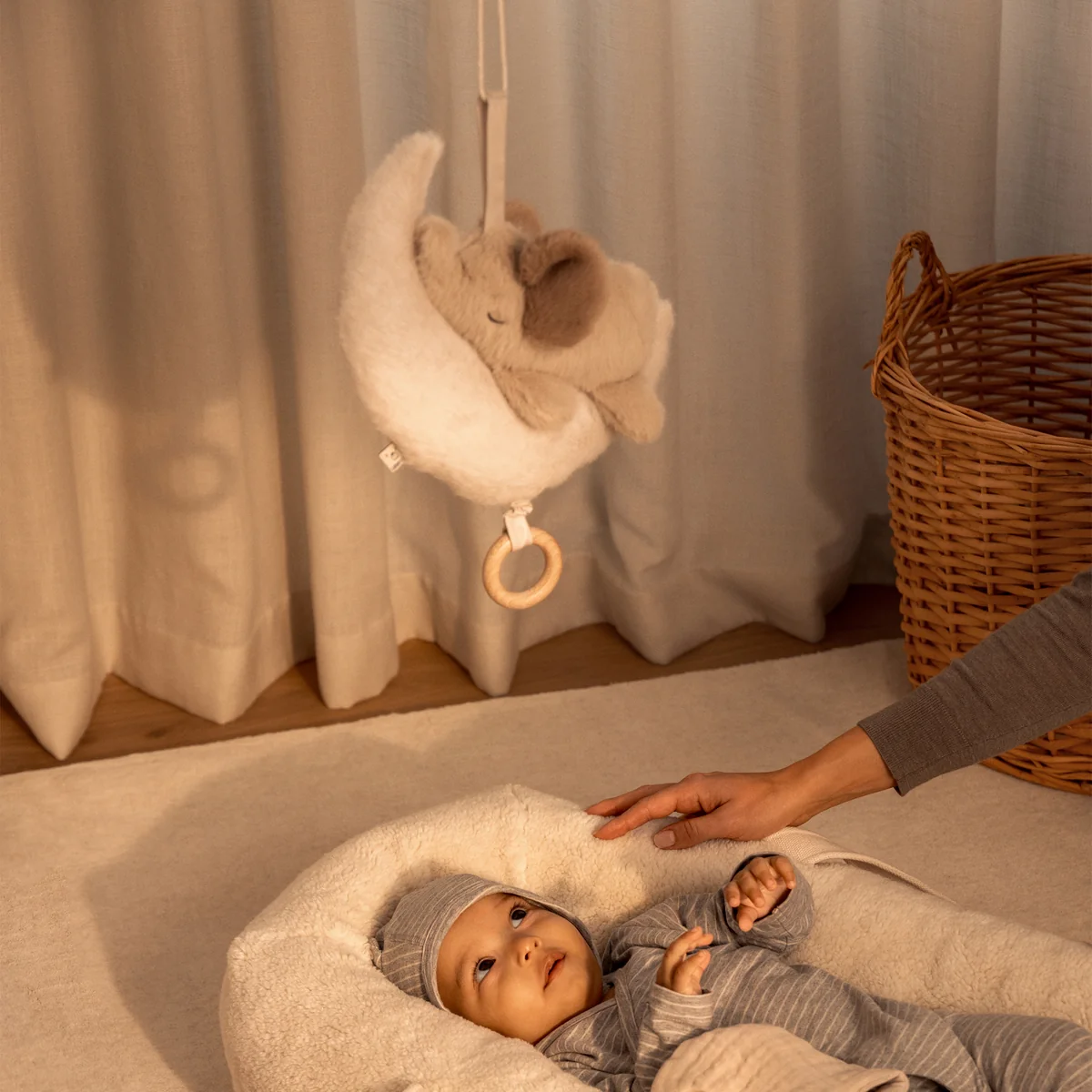 LIEWOOD - Mandy Musikmobile, Baby-Elefant, mist / sandy