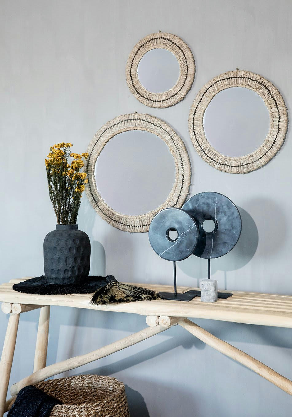 MARBLE - Statue en marbre noir sur une base en métal moyen