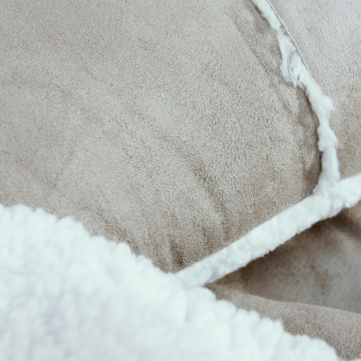 WINTER SPIRIT SOFT&COSY - Ensemble plaid et coussin assorti uni en Polyester Beige 125x150 cm