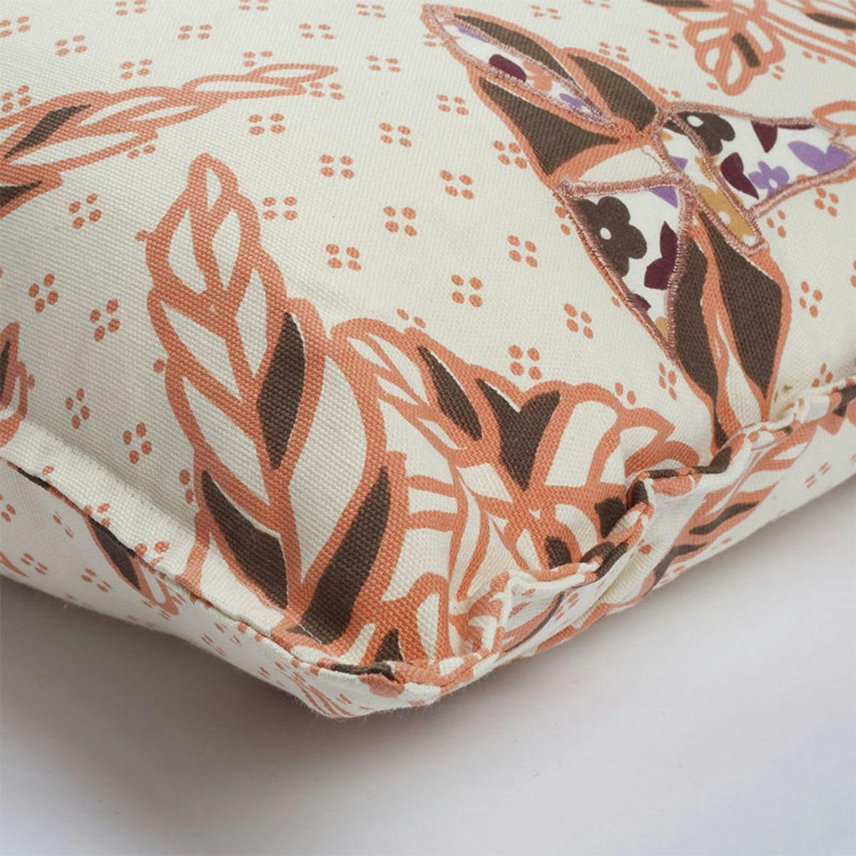 LIBERTY - Coussin motifs liberty et fleurs écru 38x38