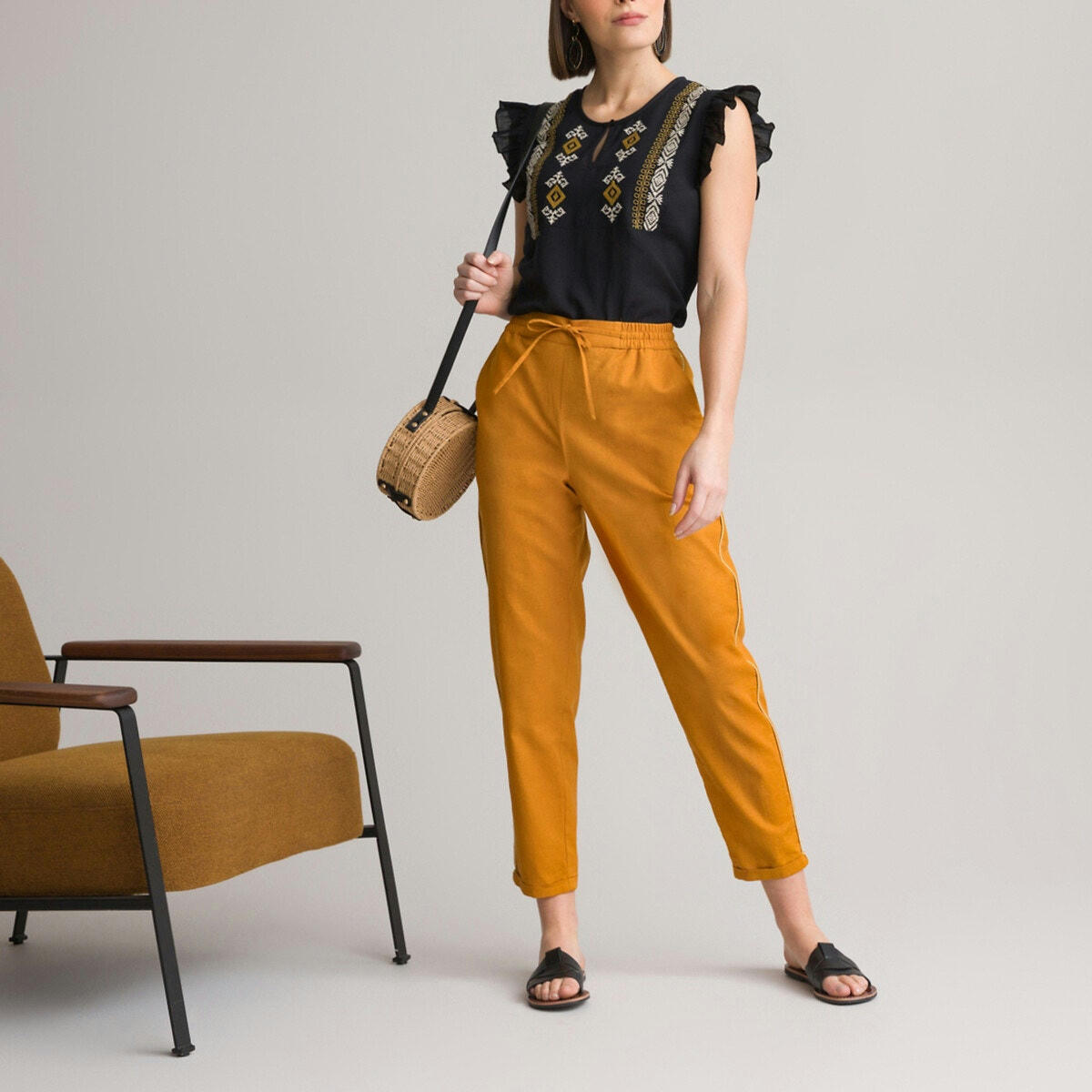 Blouse brodée, col rond, sans manches