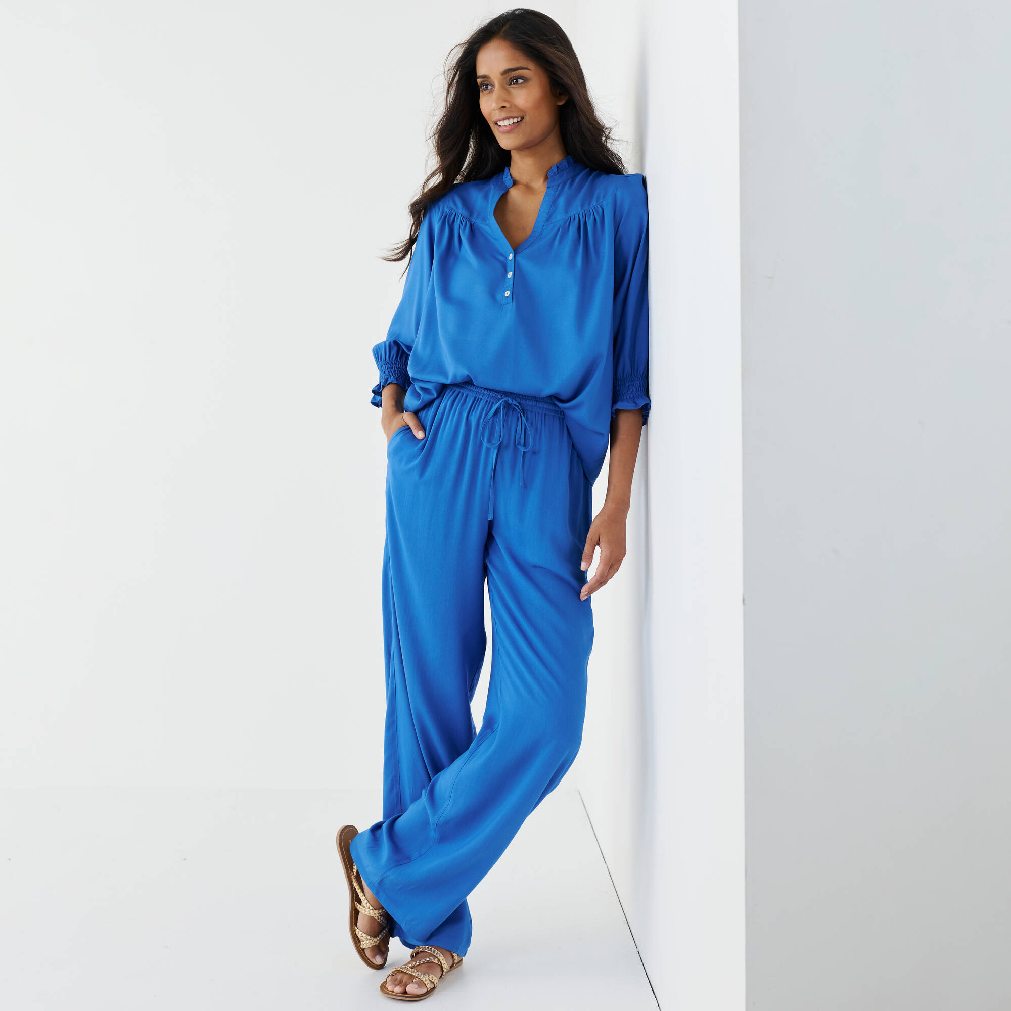Blouse unie col tunisien, manches coudes smockées