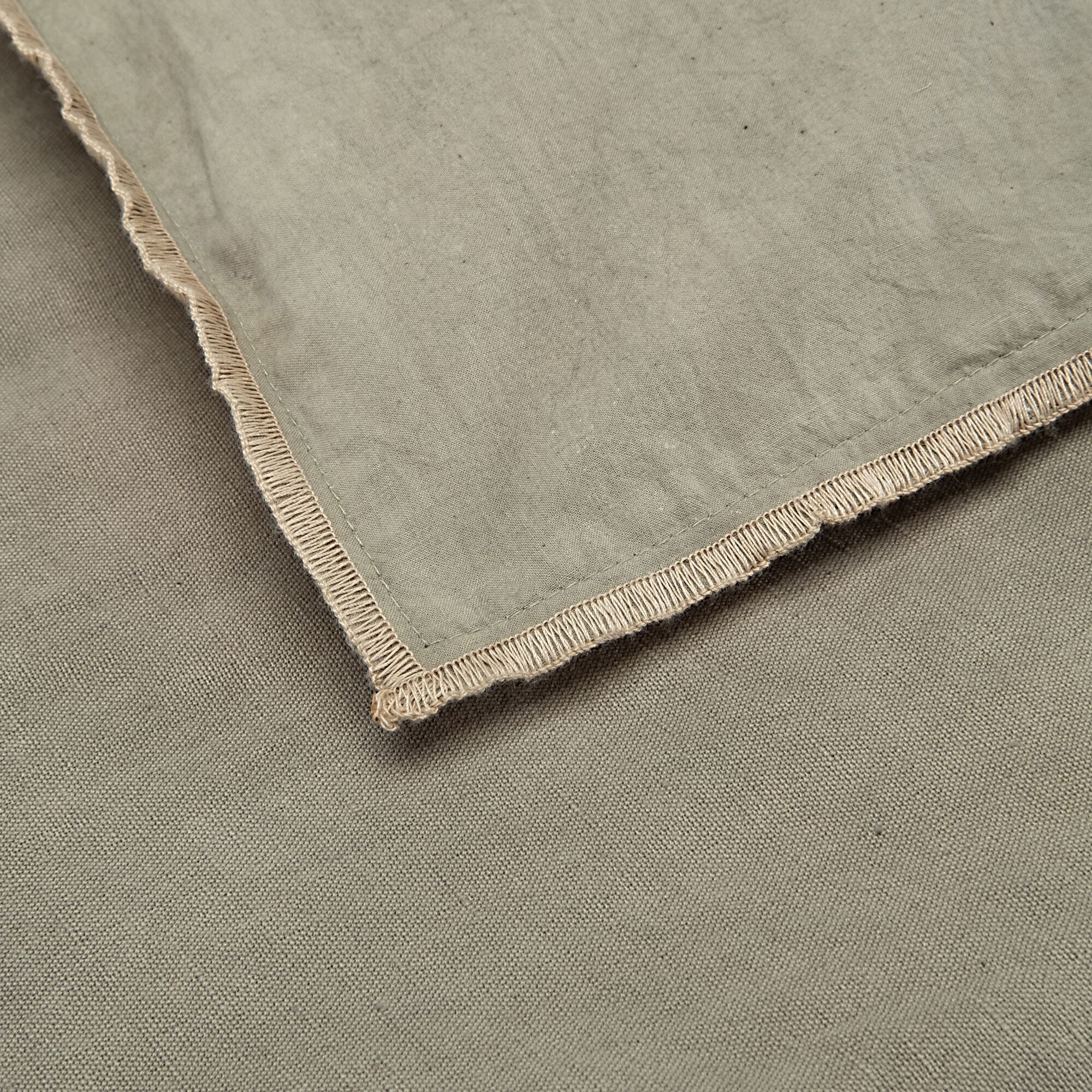 ELINA - Édredon en lin et coton 100x180cm piquage pompons - vert olivier