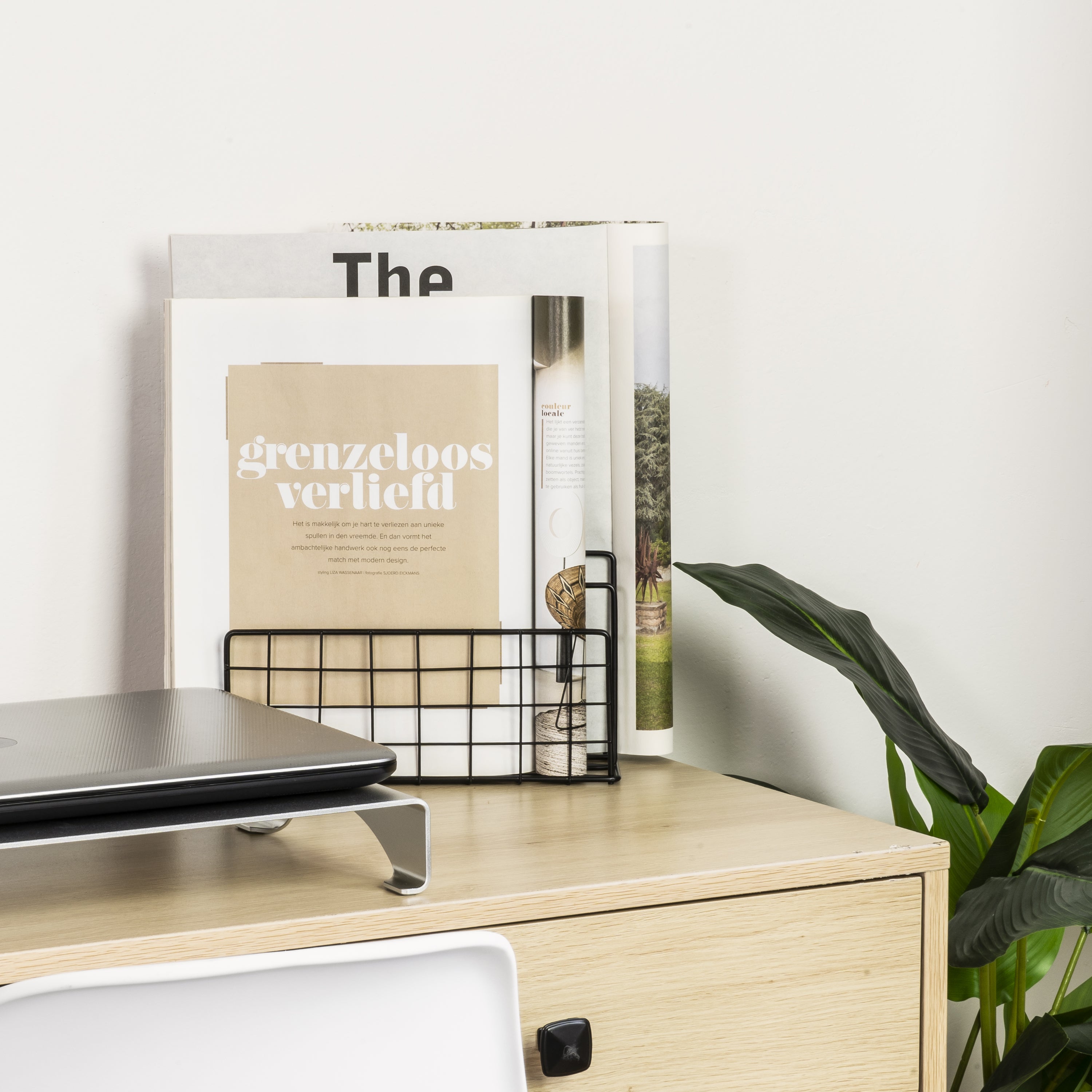 QUVIO Tijdschriften organizer - Metaal - Zwart