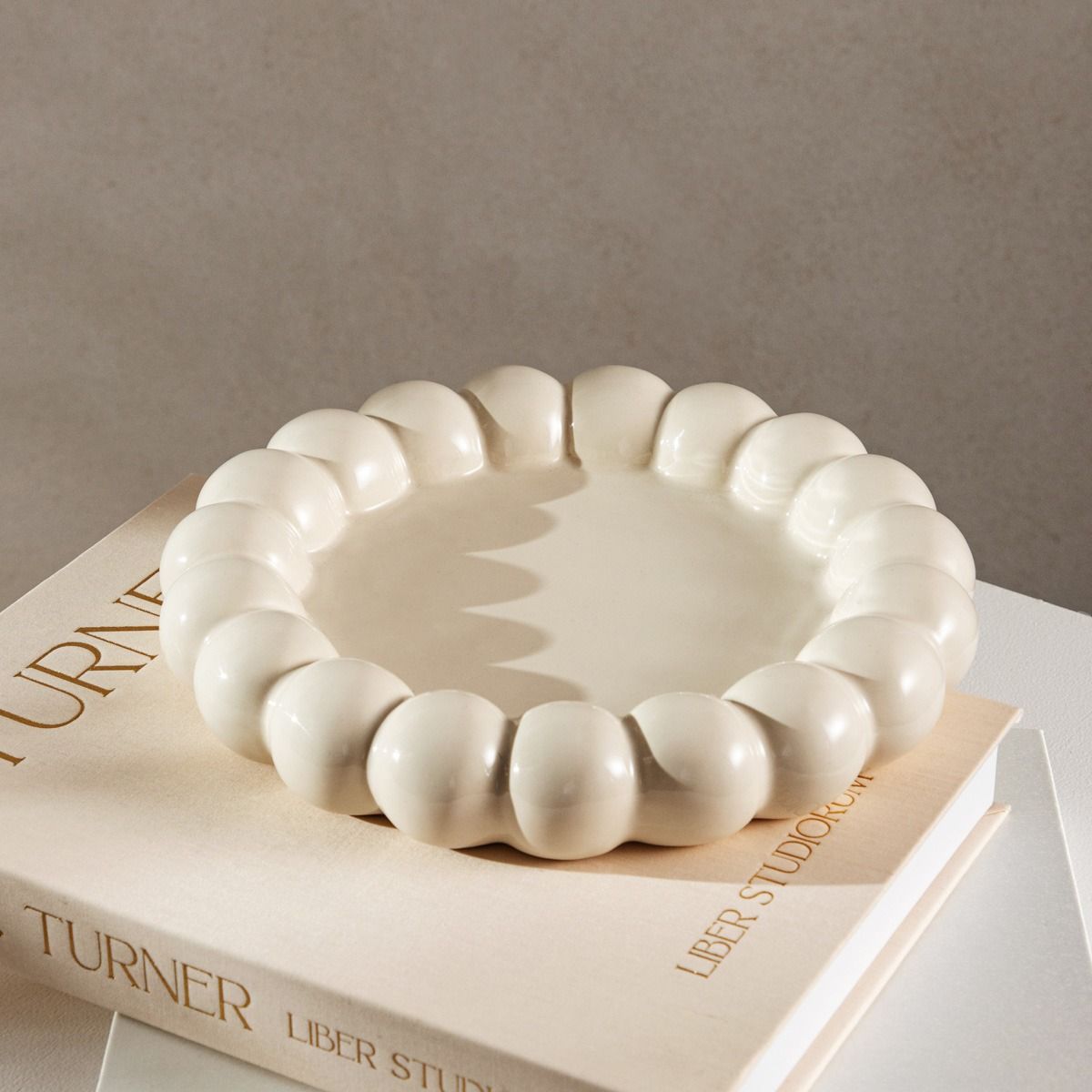 Taca dekoracyjna DELARI z kulkami kremowa 21 cm