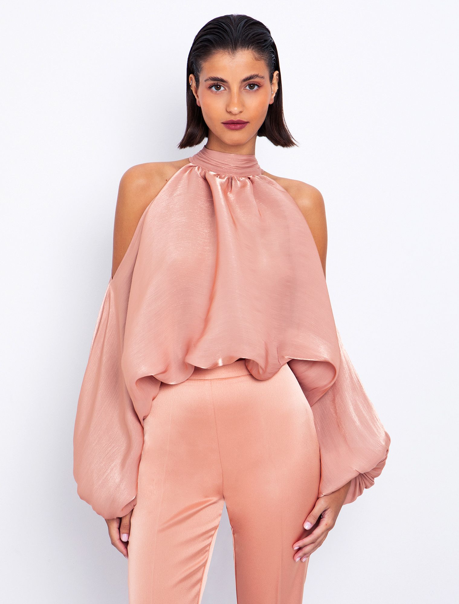 Halter τοπ με cut out μανίκια