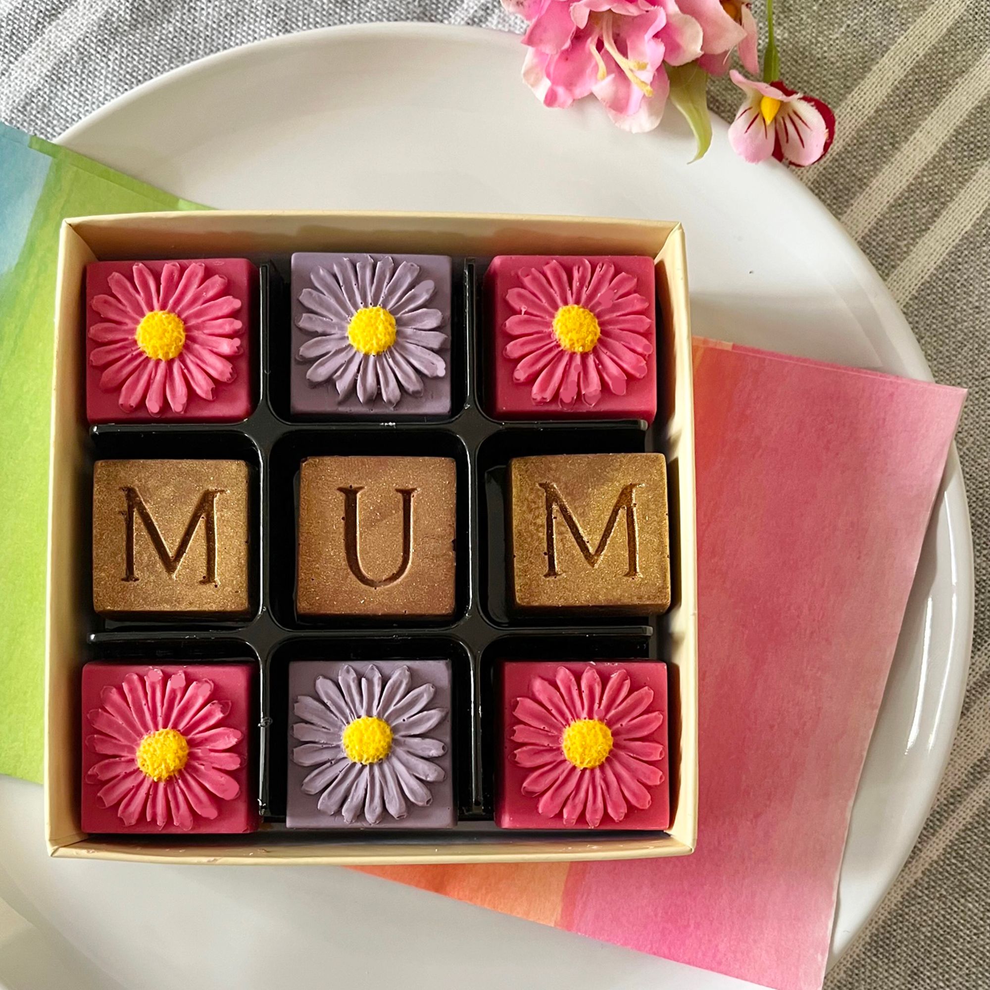 CHOC ON CHOC Milk Chocolate Mum & Flowers