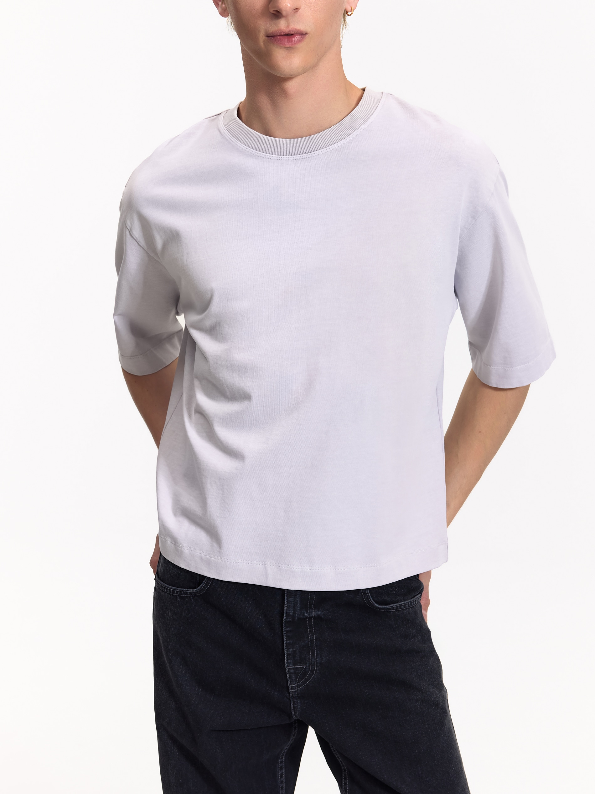 T-shirt boxy z naszywką