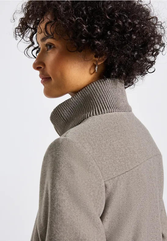 Kurzmantel mit Strickdetails