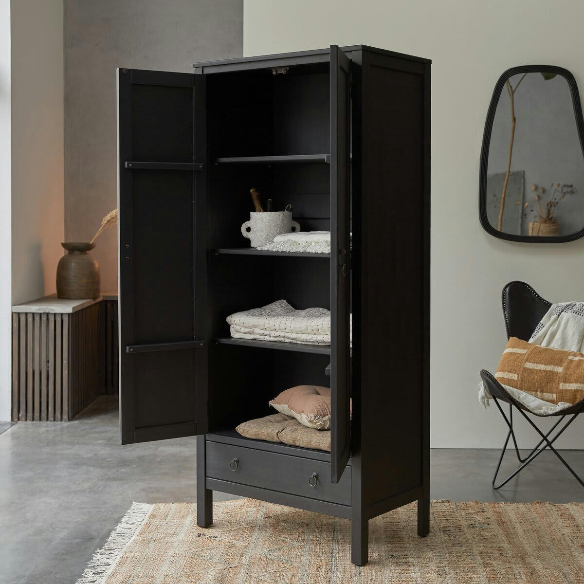 THAKI BLACK - Armoire en pin massif