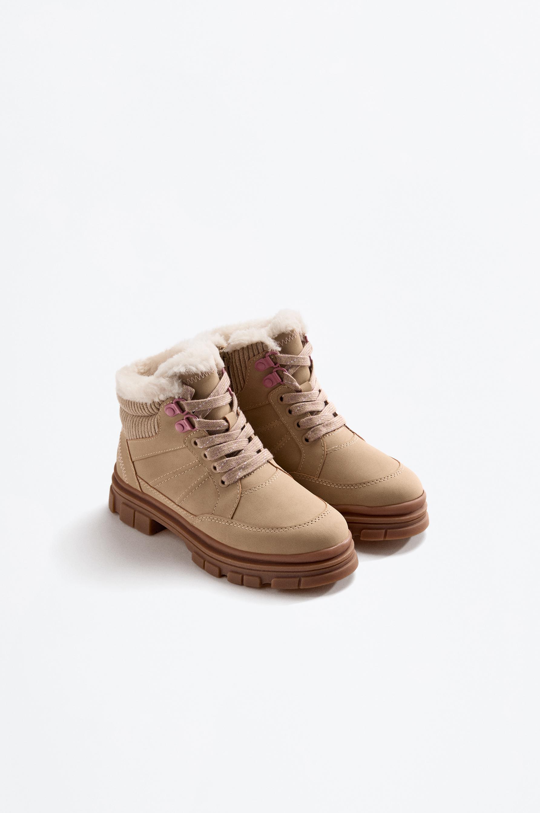 Bota trekking detalle pelo