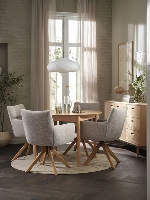 MARSTRAND Ø110 bord natur eg + 4 VEMMETOFTE stole beige